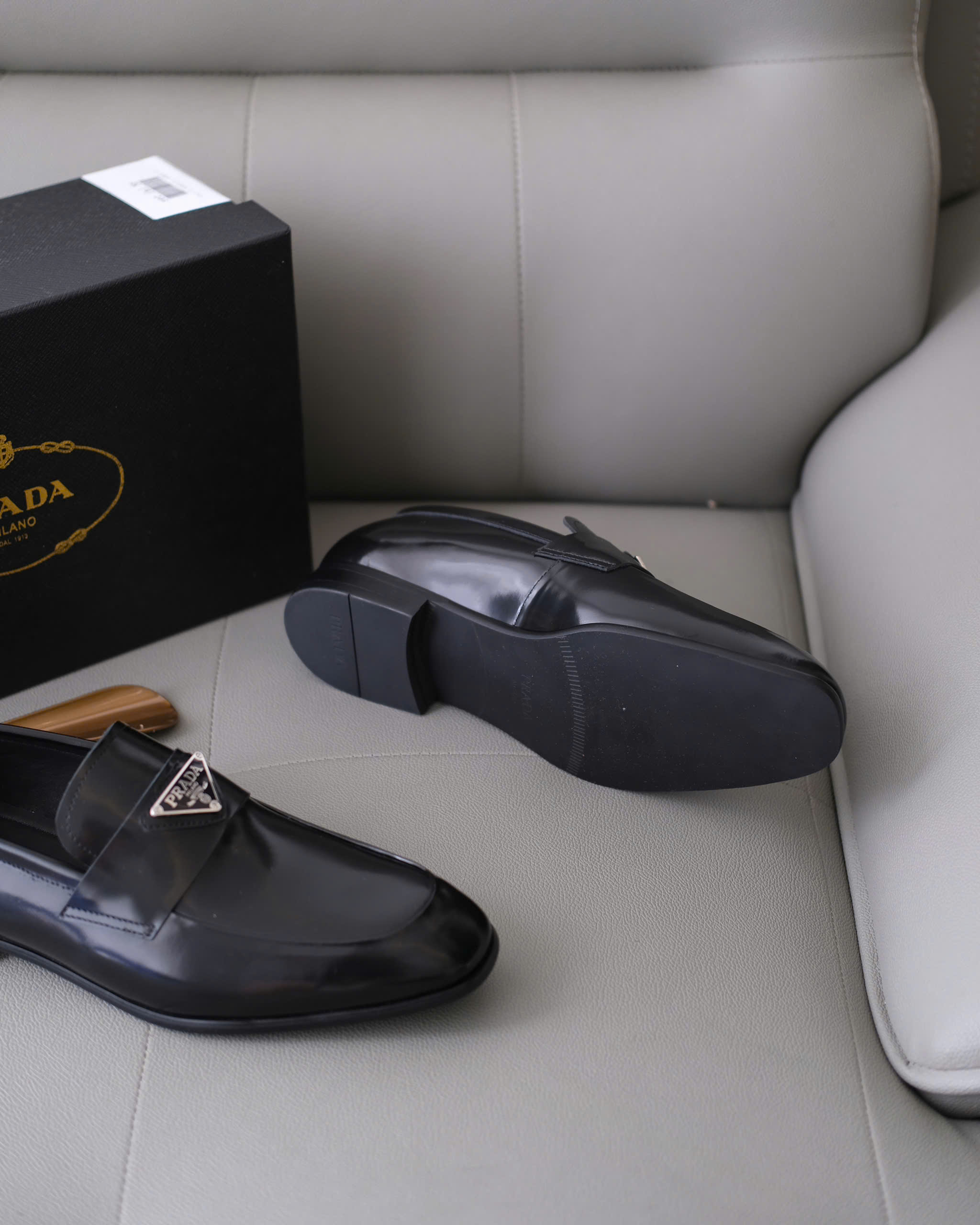 Giày loafer Prada Đen bóng logo tam giác đế gỗ Like Auth 38-43 DDT