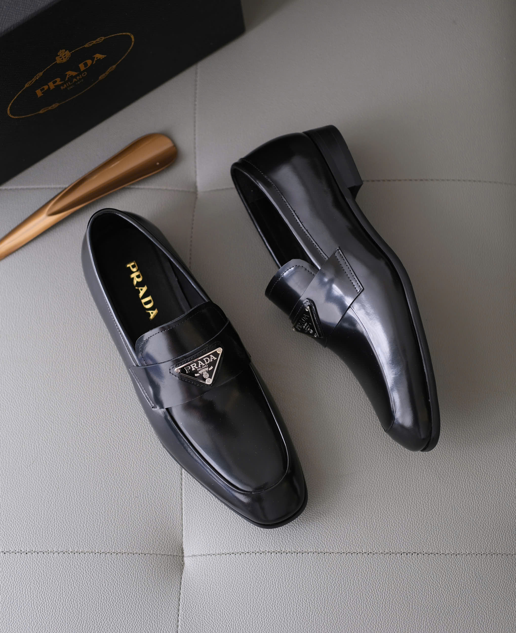 Giày loafer Prada Đen bóng logo tam giác đế gỗ Like Auth 38-43 DDT
