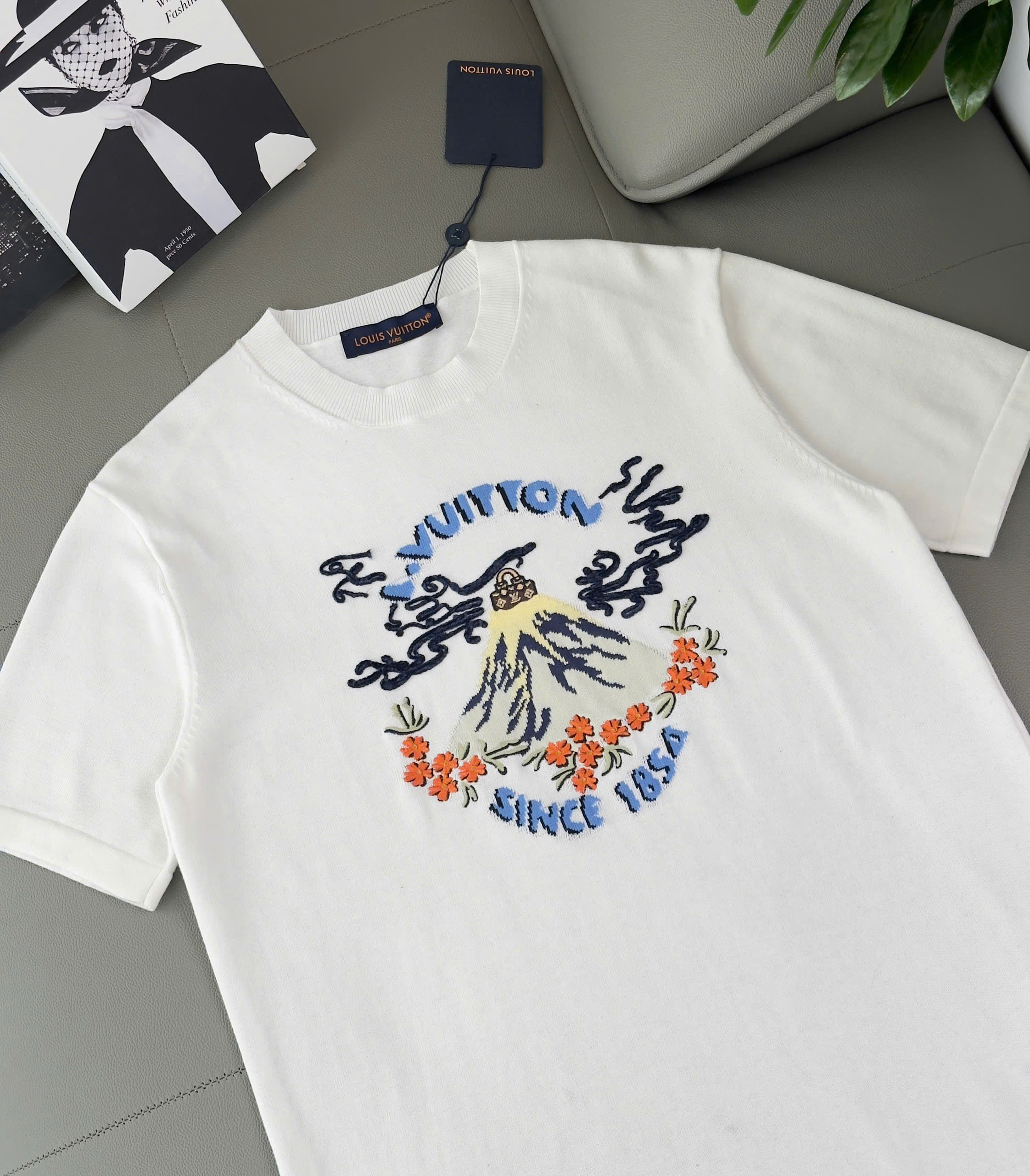 Áo phông T shirt Louis Vuitton LV Trắng logo thêu họa tiết trên đỉnh núi Like Auth XS-M DDT