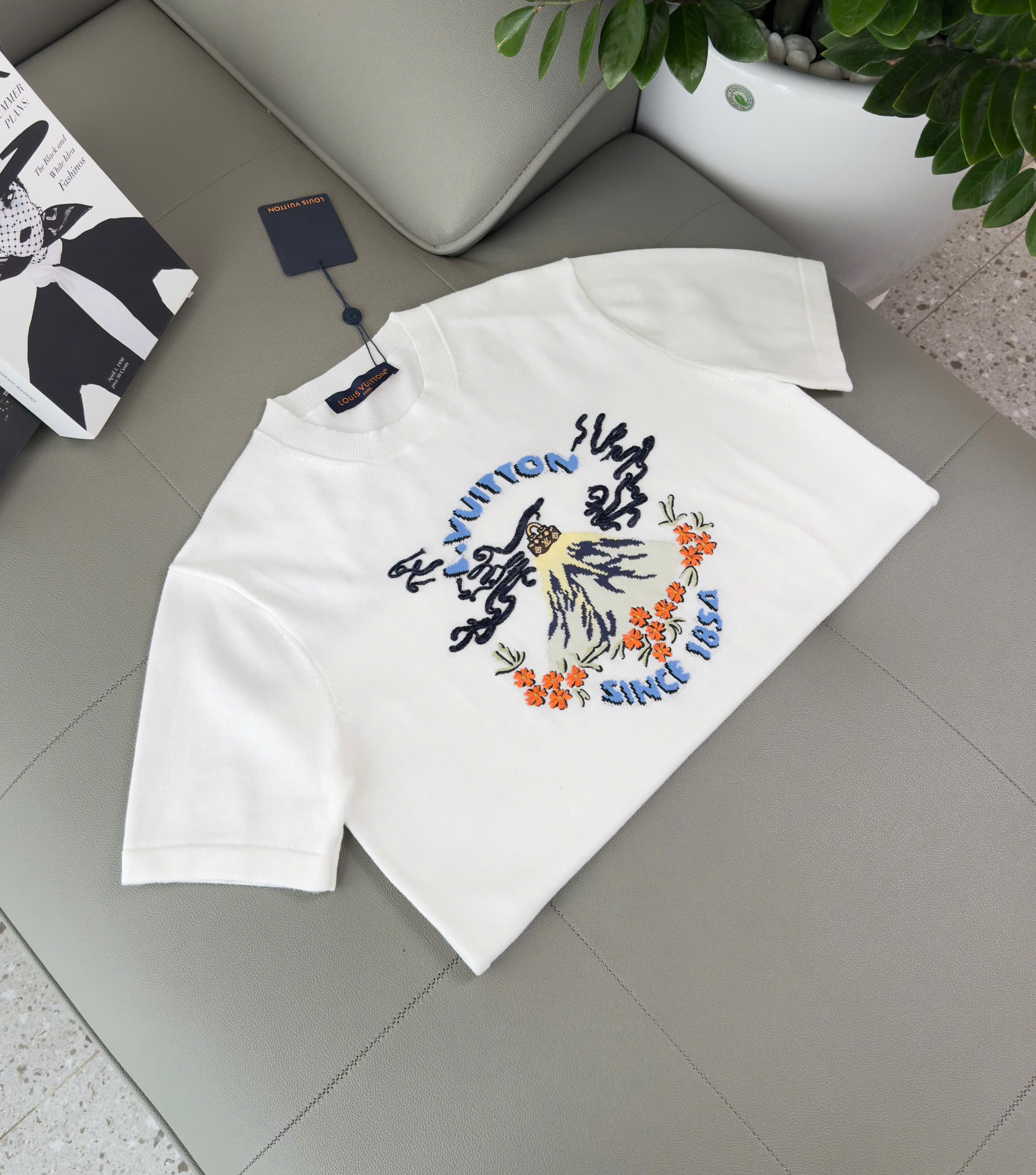 Áo phông T shirt Louis Vuitton LV Trắng logo thêu họa tiết trên đỉnh núi Like Auth XS-M DDT