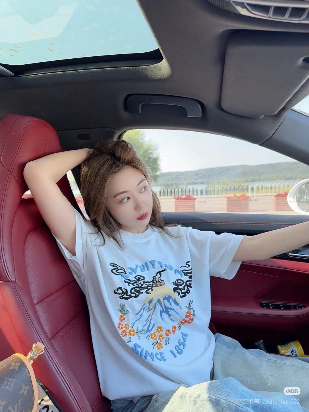 Áo phông T shirt Louis Vuitton LV Trắng logo thêu họa tiết trên đỉnh núi Like Auth XS-M DDT