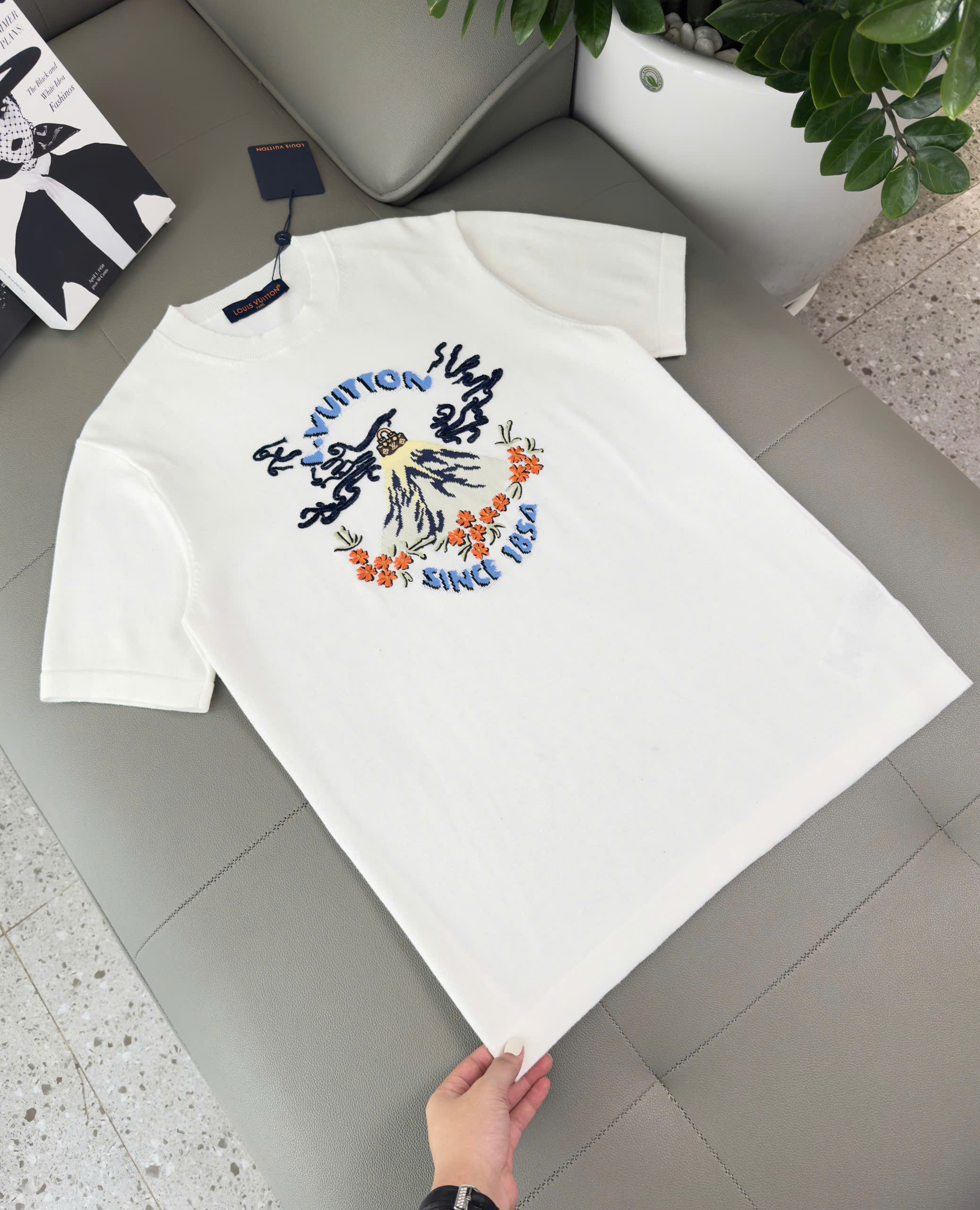 Áo phông T shirt Louis Vuitton LV Trắng logo thêu họa tiết trên đỉnh núi Like Auth XS-M DDT