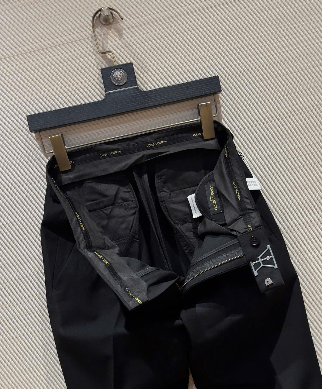 Quần âu tây Louis Vuitton LV Đen logo tag bạc giữa cạp Like Auth 28-36 DDT