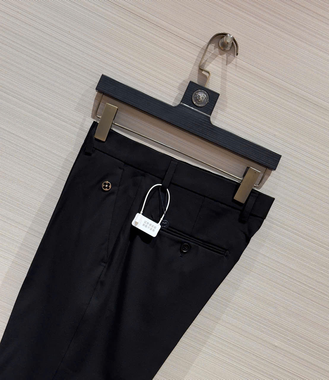 Quần âu tây Louis Vuitton LV Đen logo tag bạc giữa cạp Like Auth 28-36 DDT