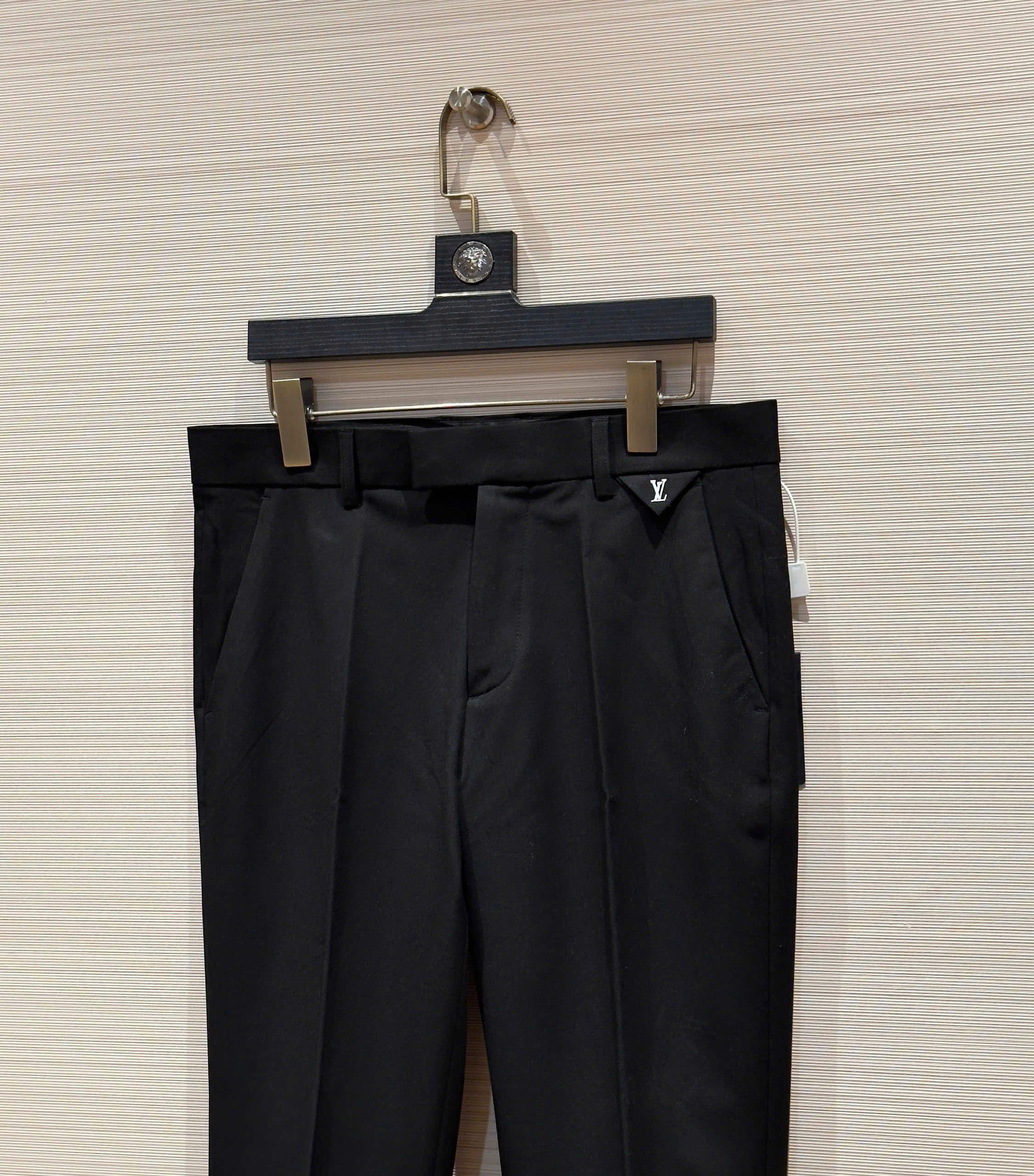 Quần âu tây Louis Vuitton LV Đen logo tag bạc Like Auth 28-36 DDT