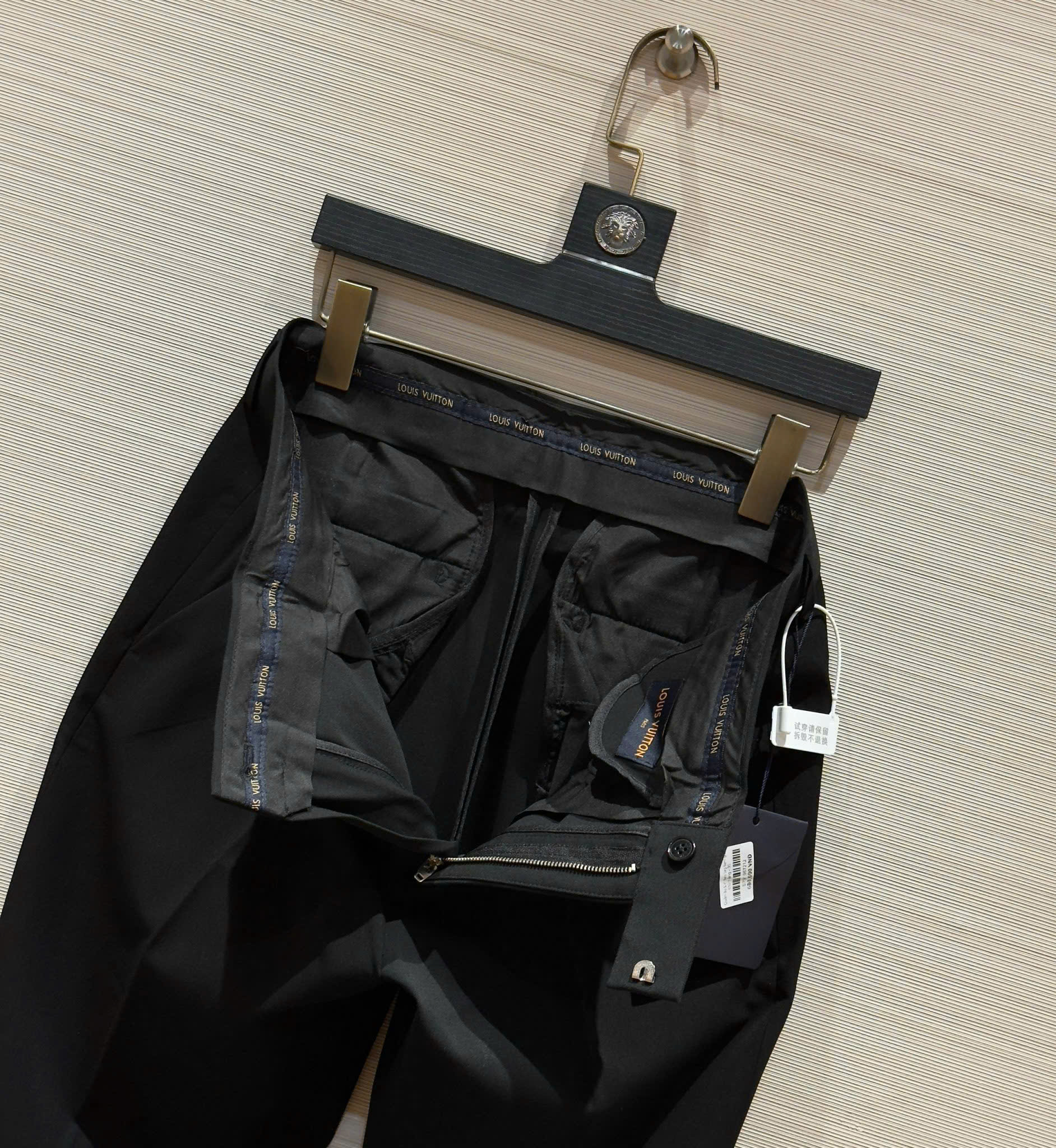 Quần âu tây Louis Vuitton LV Đen logo tag bạc Like Auth 28-36 DDT