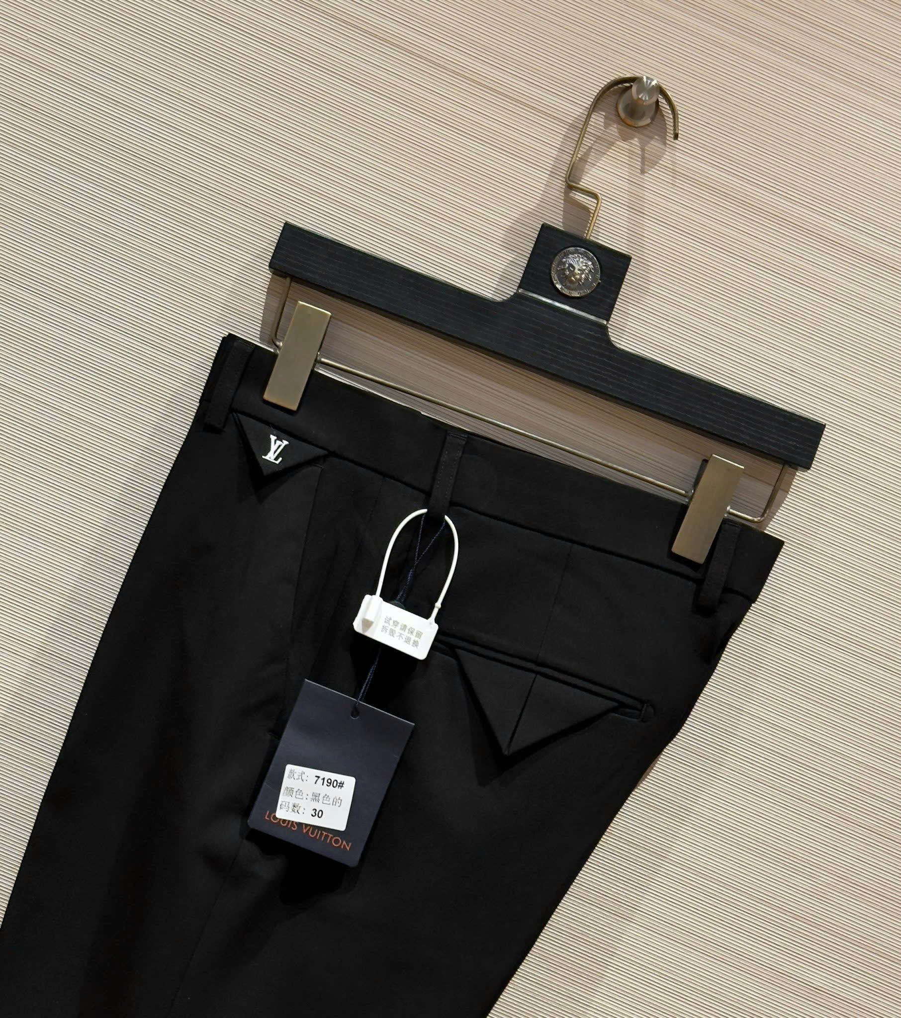 Quần âu tây Louis Vuitton LV Đen logo tag bạc Like Auth 28-36 DDT