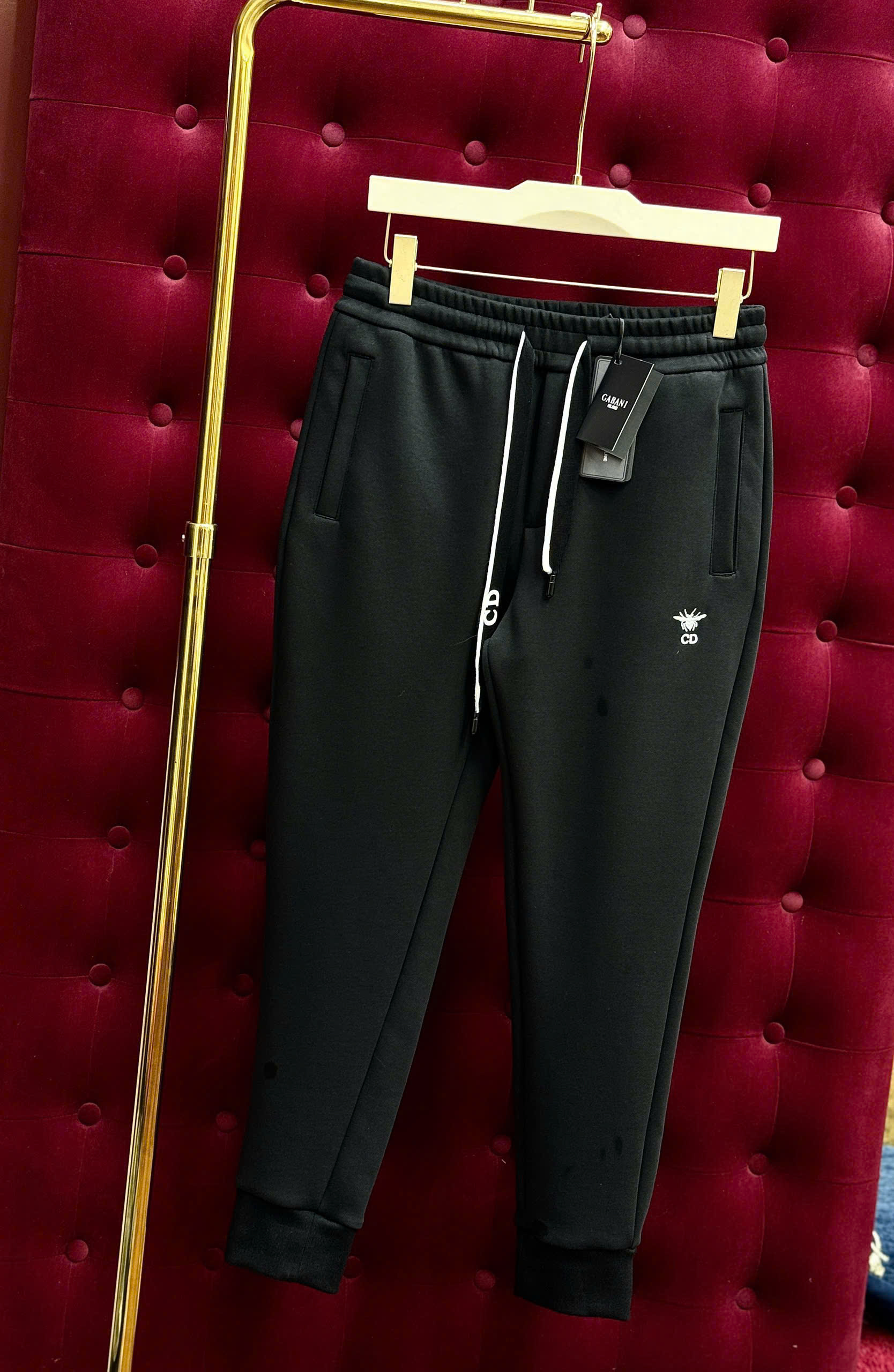 Quần Jogger Dior CD Đen logo thêu Ong Trắng đùi Like AUth 44-50 CD