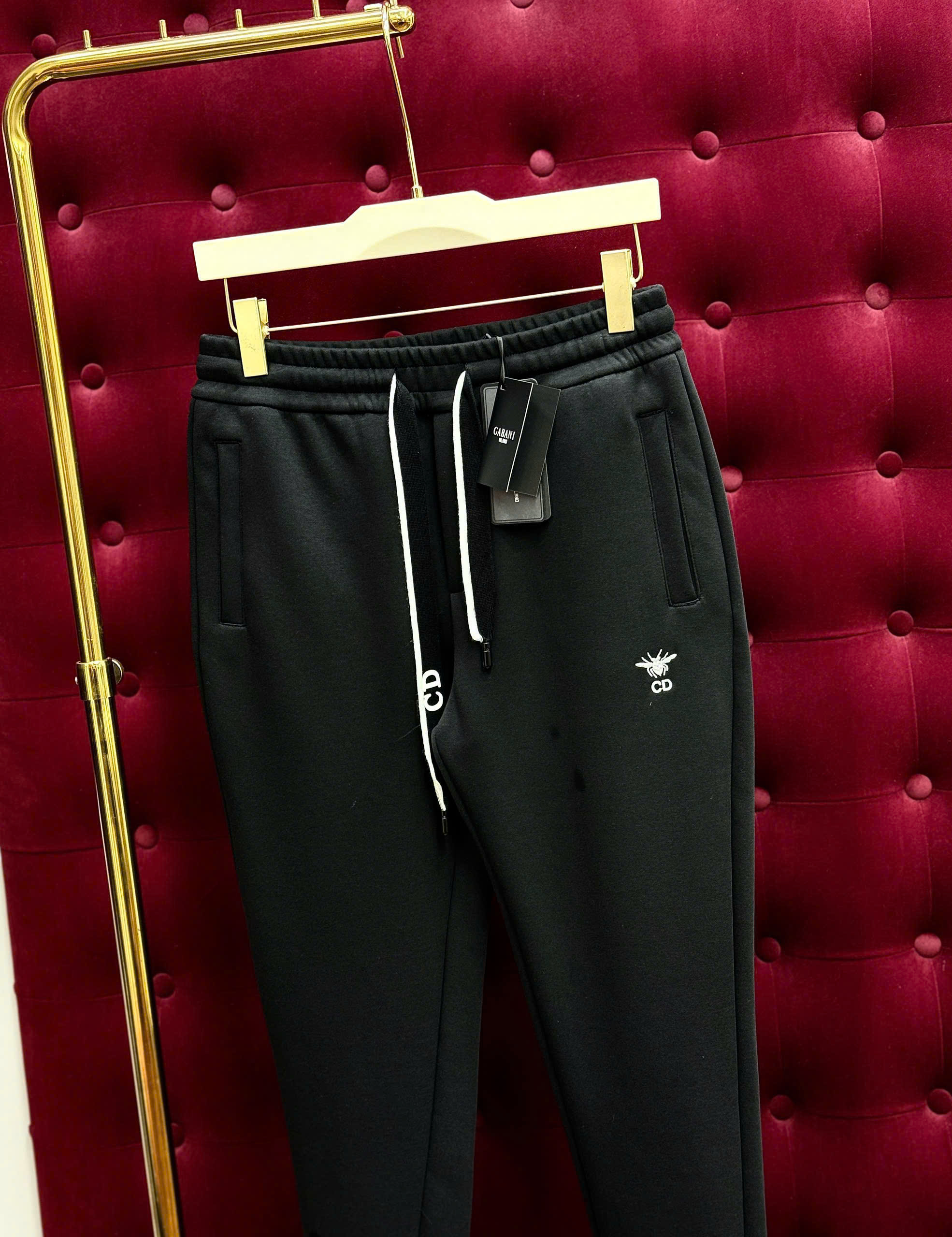 Quần Jogger Dior CD Đen logo thêu Ong Trắng đùi Like AUth 44-50 CD