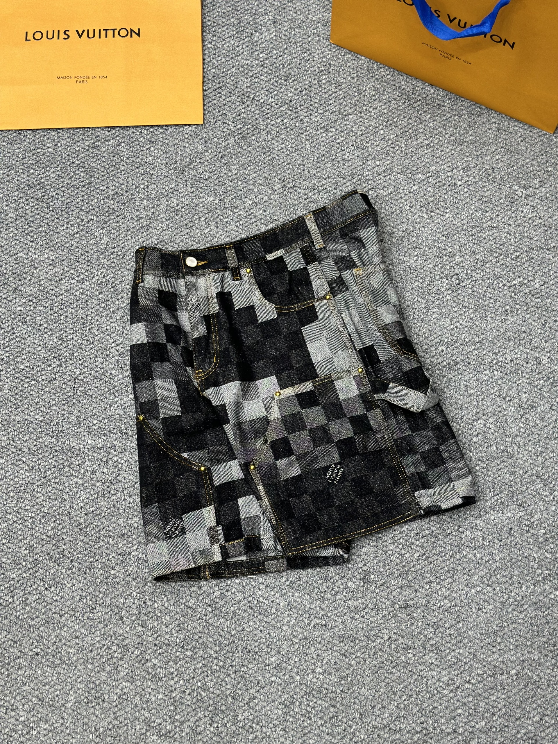 Quần short ngố bò jean Louis Vuitton LV 630 Xám Đen họa tiết caro Like Auth S-L VTN