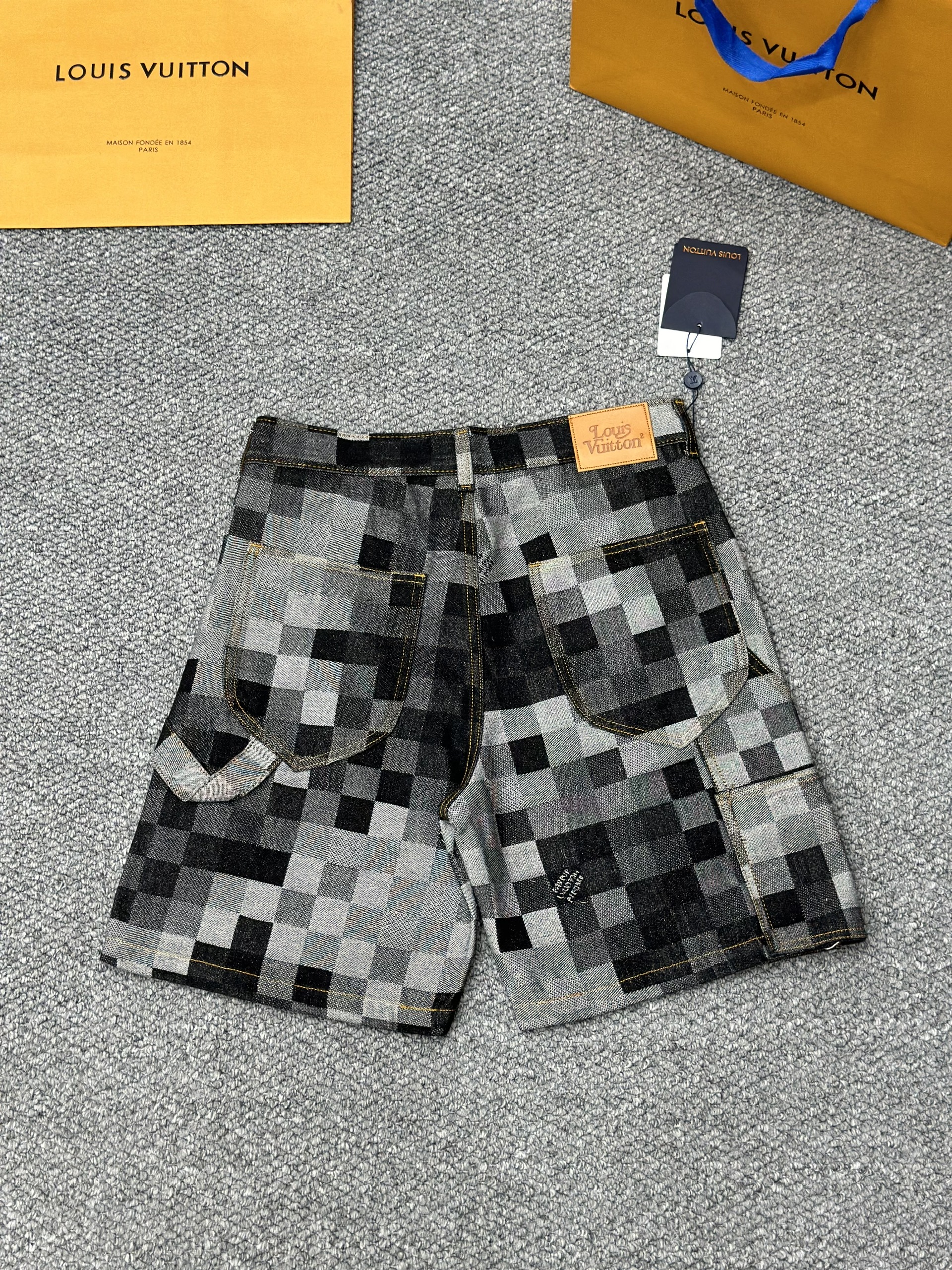 Quần short ngố bò jean Louis Vuitton LV 630 Xám Đen họa tiết caro Like Auth S-L VTN