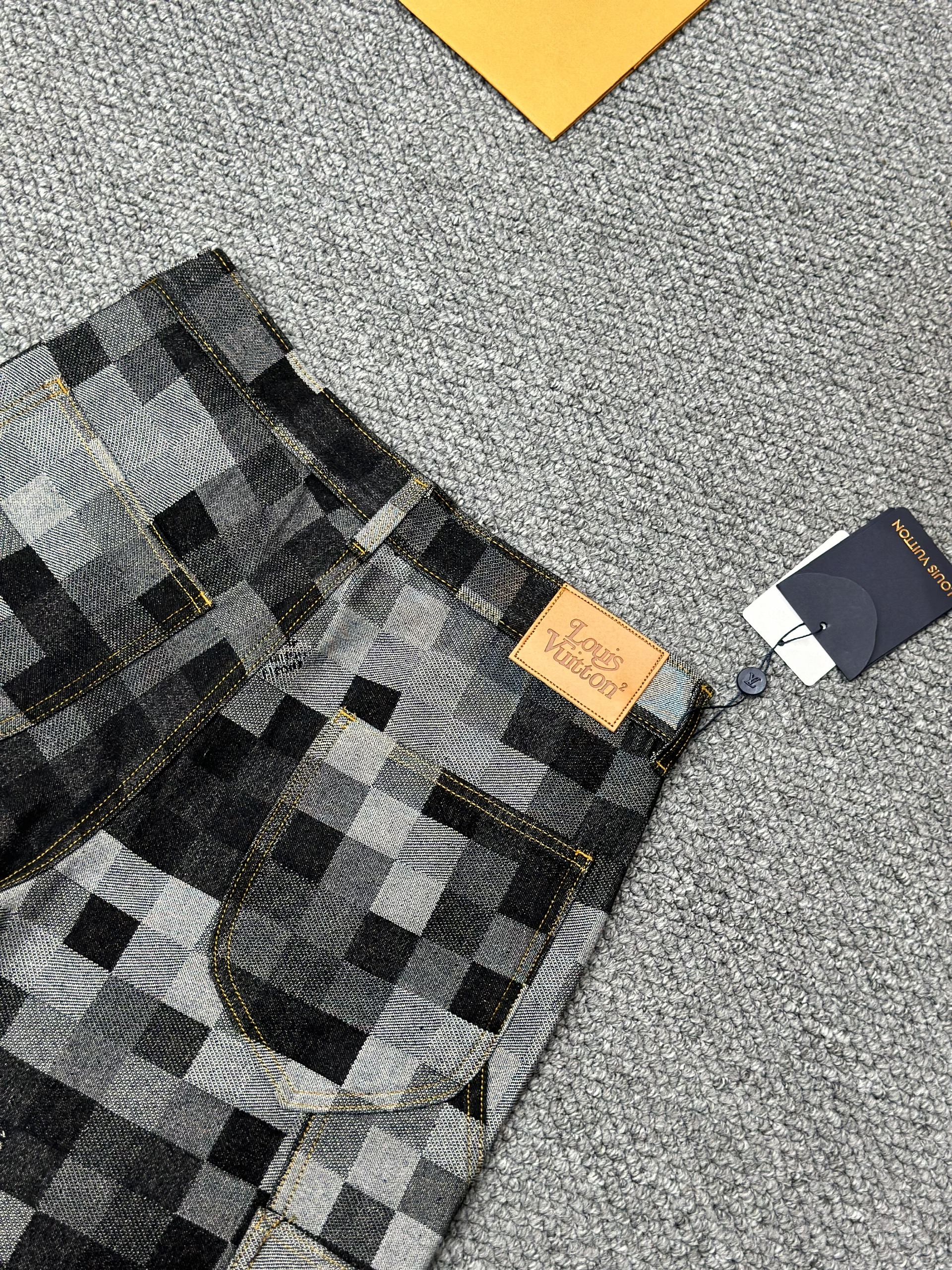 Quần short ngố bò jean Louis Vuitton LV 630 Xám Đen họa tiết caro Like Auth S-L VTN