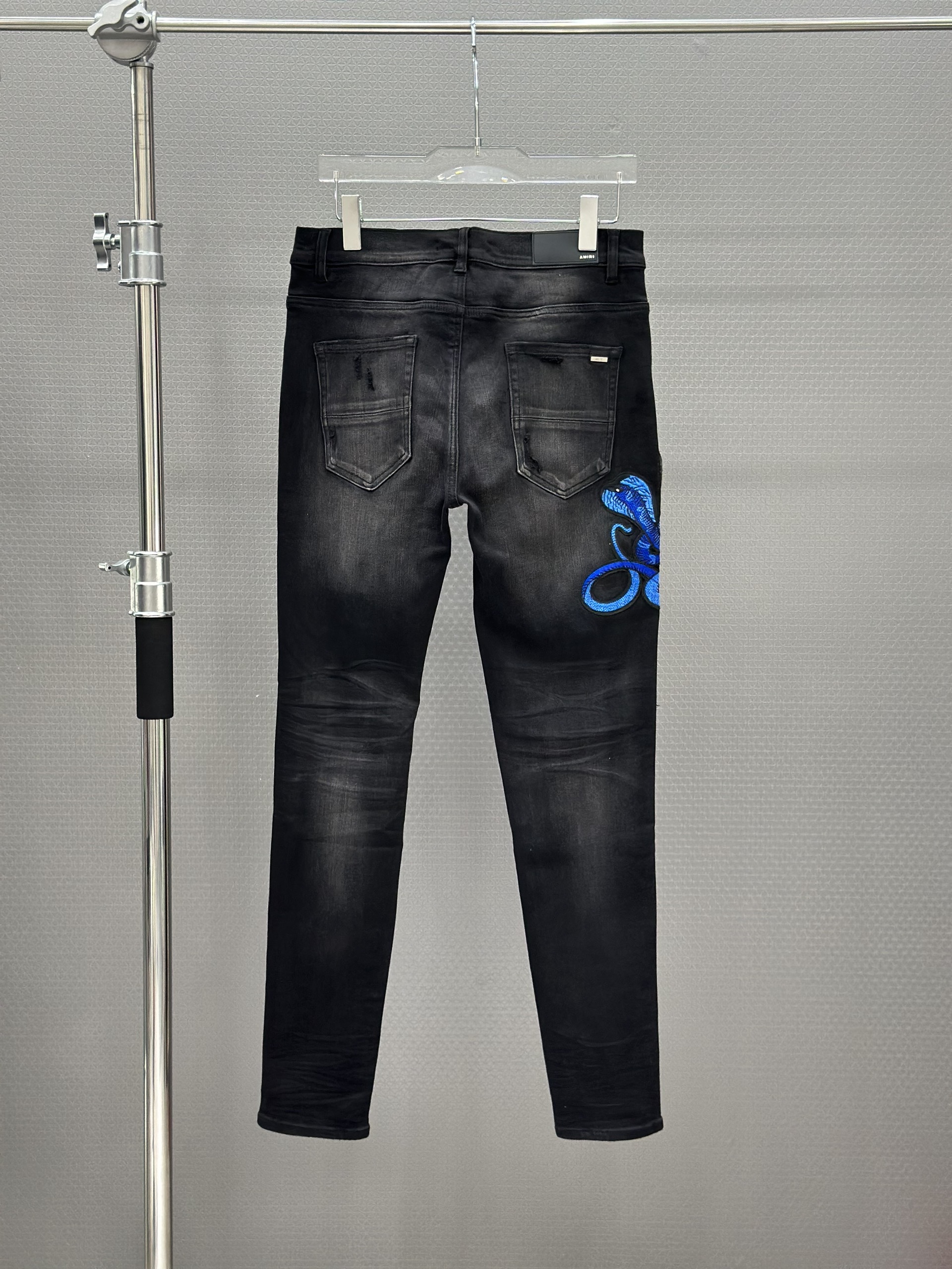 Quần bò jean Amiri 684 Đen rách họa tiết Rắn Xanh Like Auth 28-34 VTN