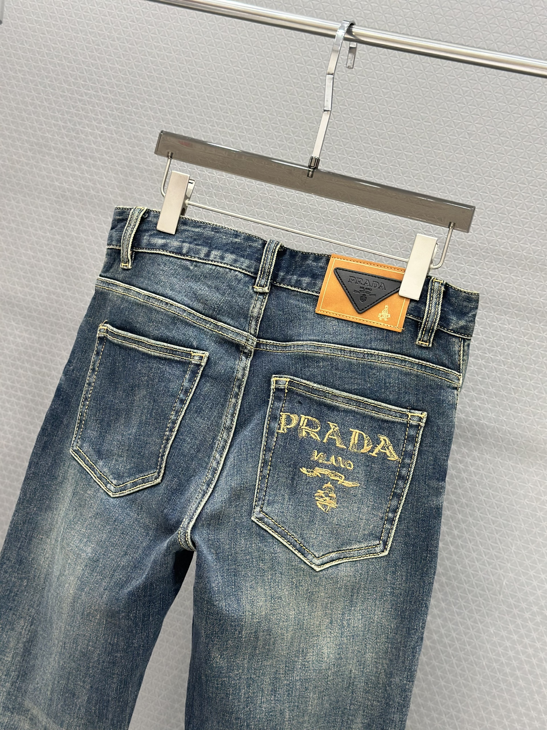 Quần bò jean Prada 75239 Xanh đậm logo thêu túi sau tag da Like Auth 28-34 VTN