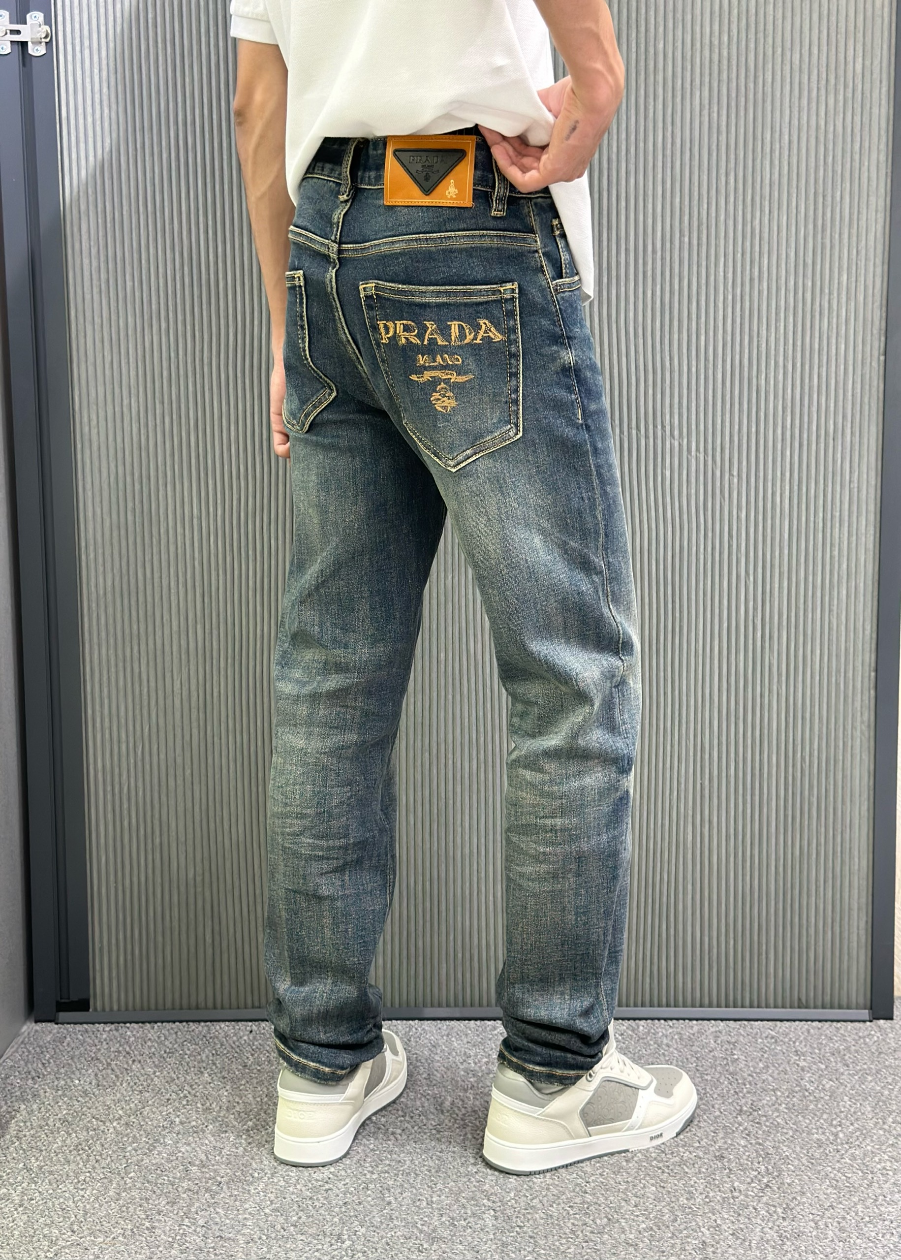 Quần bò jean Prada 75239 Xanh đậm logo thêu túi sau tag da Like Auth 28-34 VTN