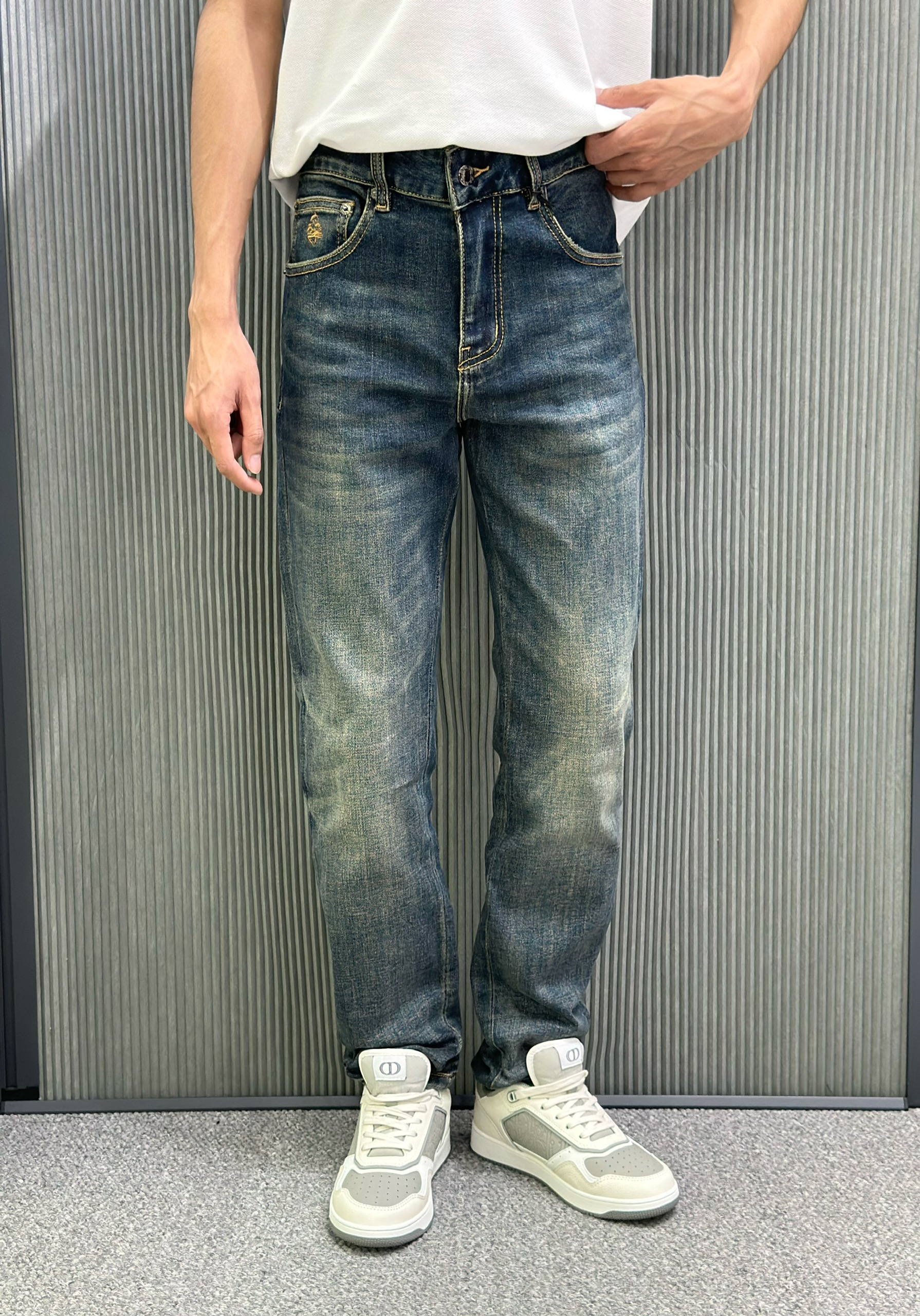 Quần bò jean Prada 75239 Xanh đậm logo thêu túi sau tag da Like Auth 28-34 VTN