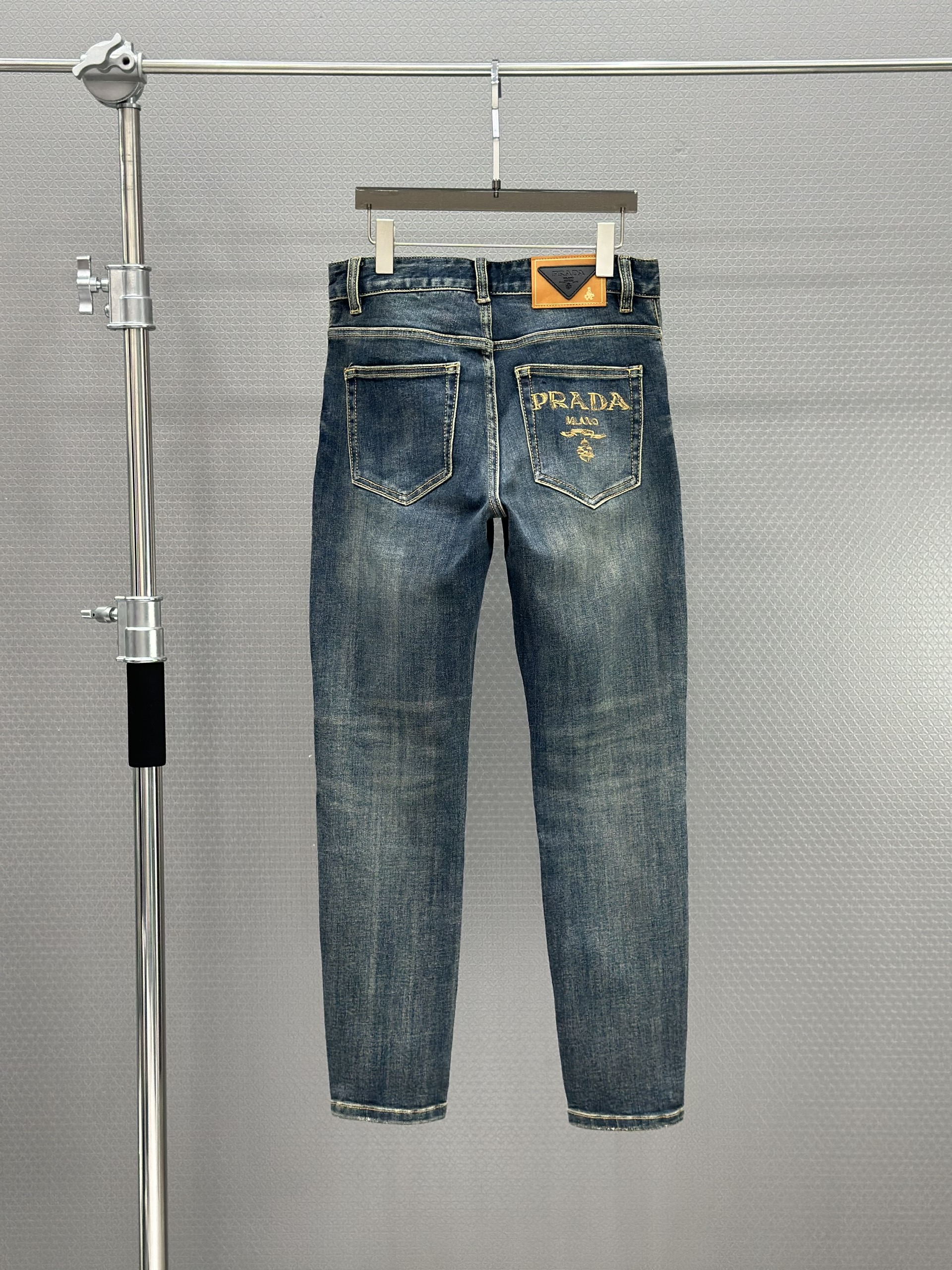 Quần bò jean Prada 75239 Xanh đậm logo thêu túi sau tag da Like Auth 28-34 VTN