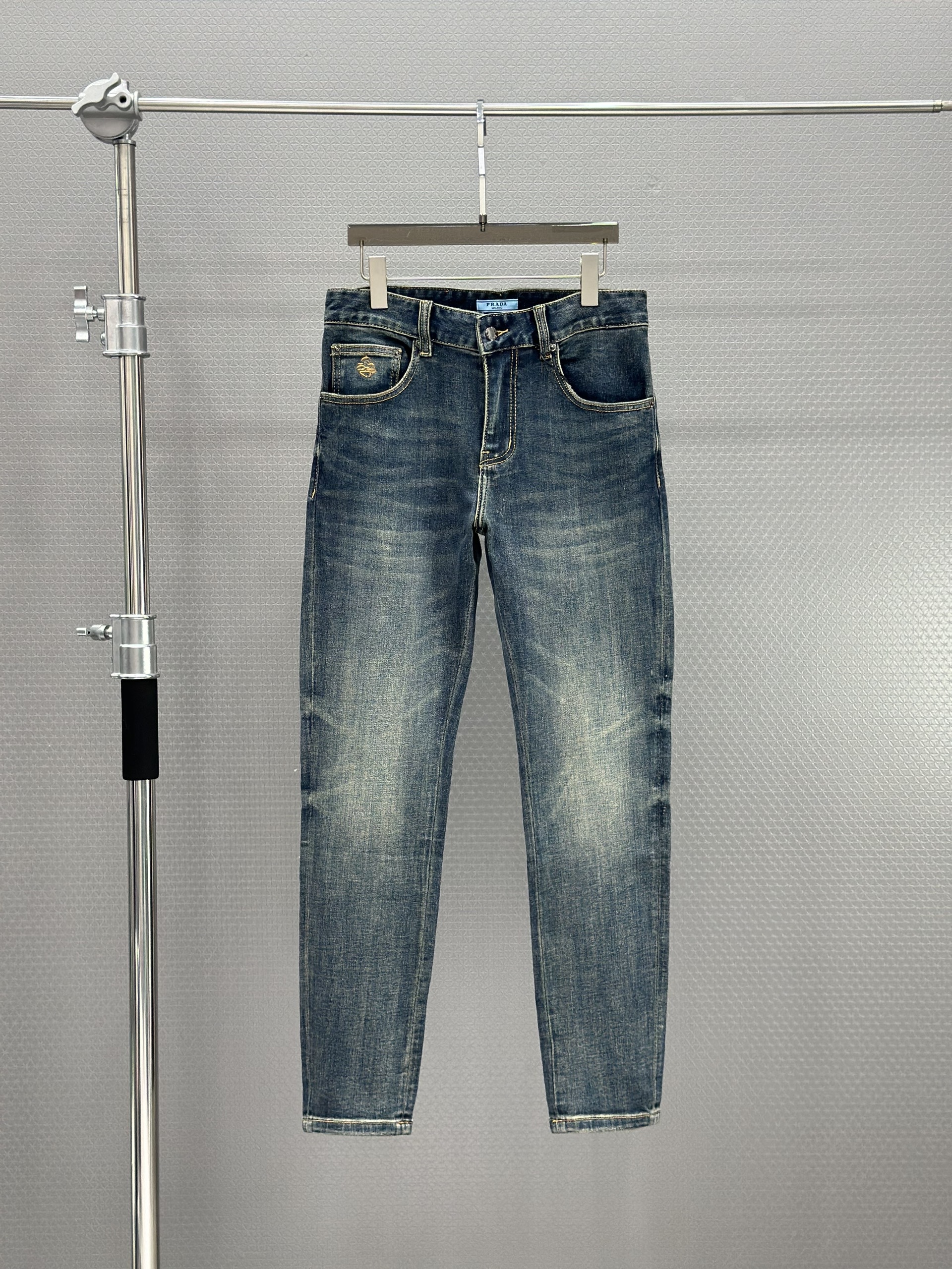 Quần bò jean Prada 75239 Xanh đậm logo thêu túi sau tag da Like Auth 28-34 VTN