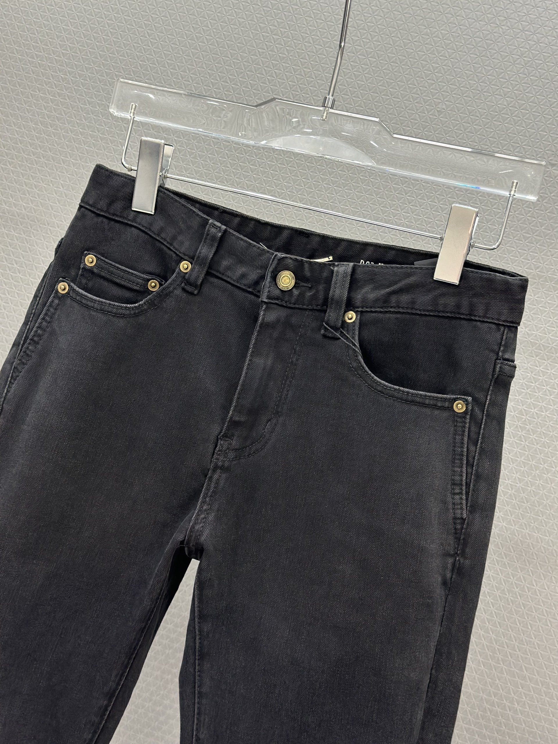 Quần Jean bò Saint Laurent YSL 77227 Đen trơn cúc vàng tag da Like AUth 28-34 VTN