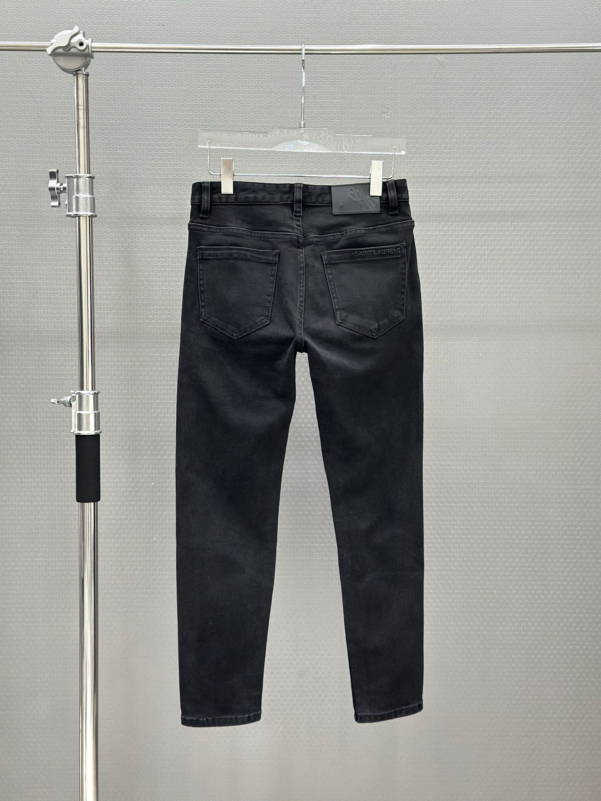 Quần Jean bò Saint Laurent YSL 77227 Đen trơn cúc vàng tag da Like AUth 28-34 VTN