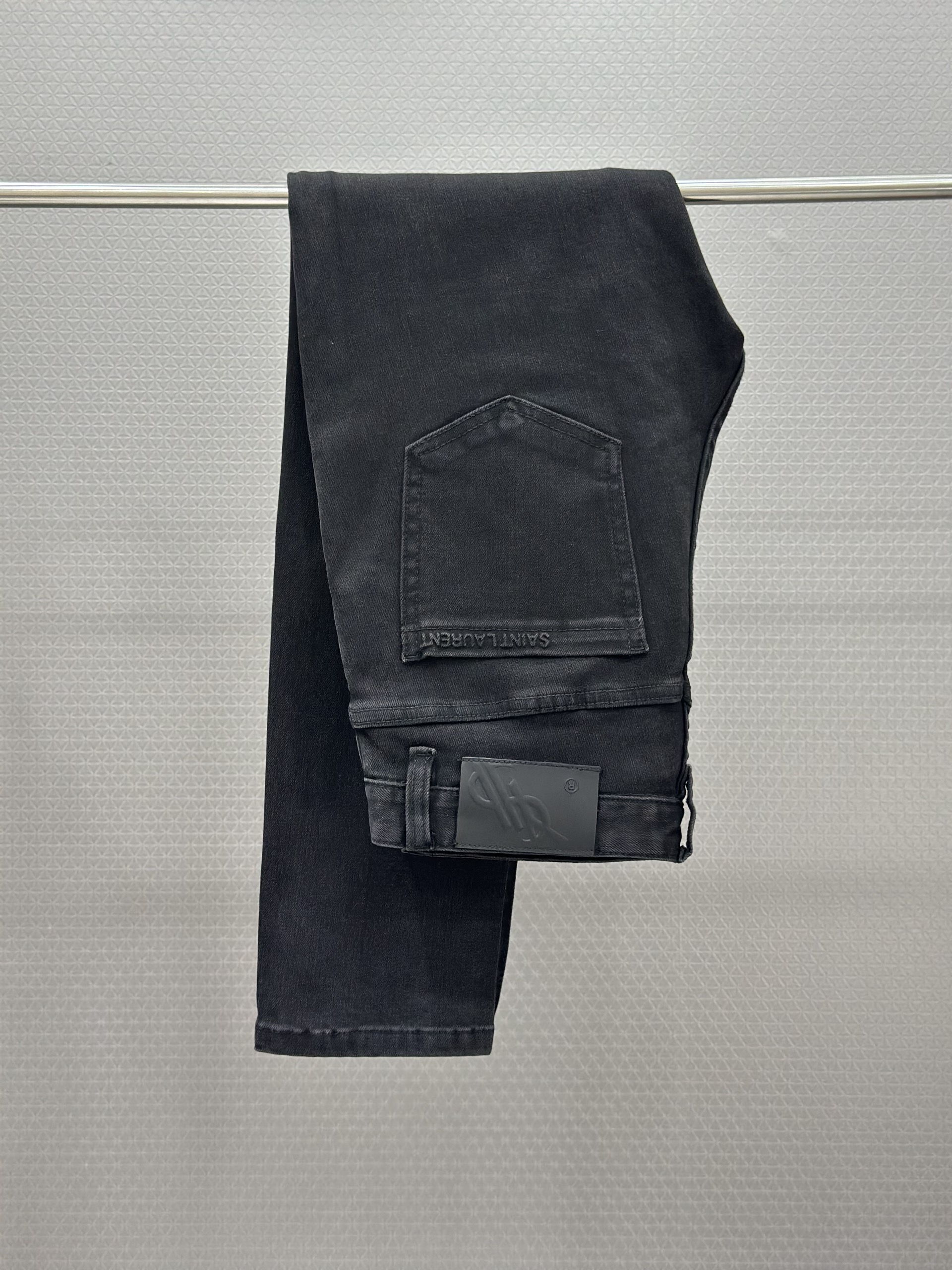 Quần Jean bò Saint Laurent YSL 77227 Đen trơn cúc vàng tag da Like AUth 28-34 VTN