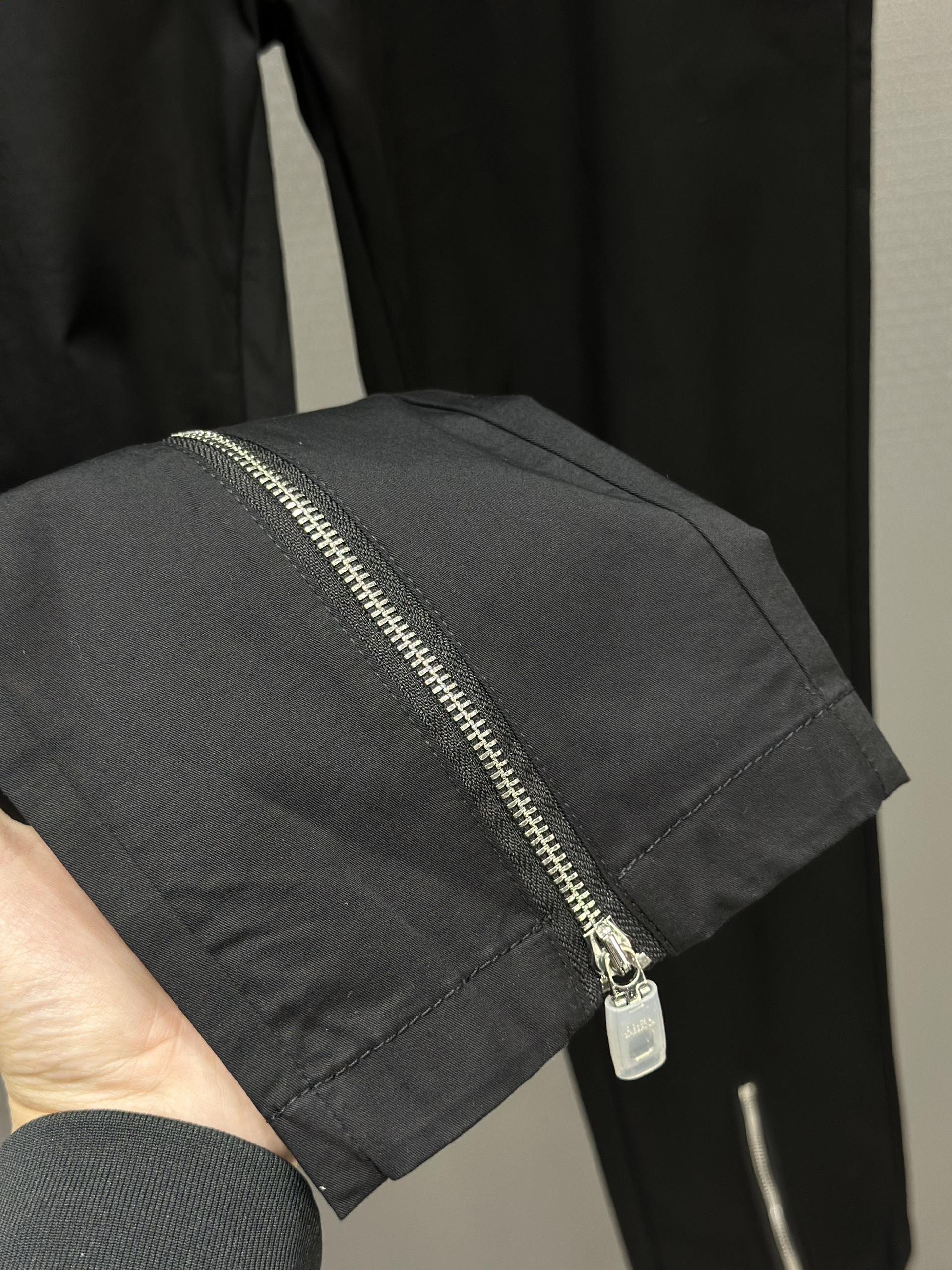 Quần âu tây Docle Gabbana DG 8326 Đen mix khóa gấu Like Auth 44-52 VTN