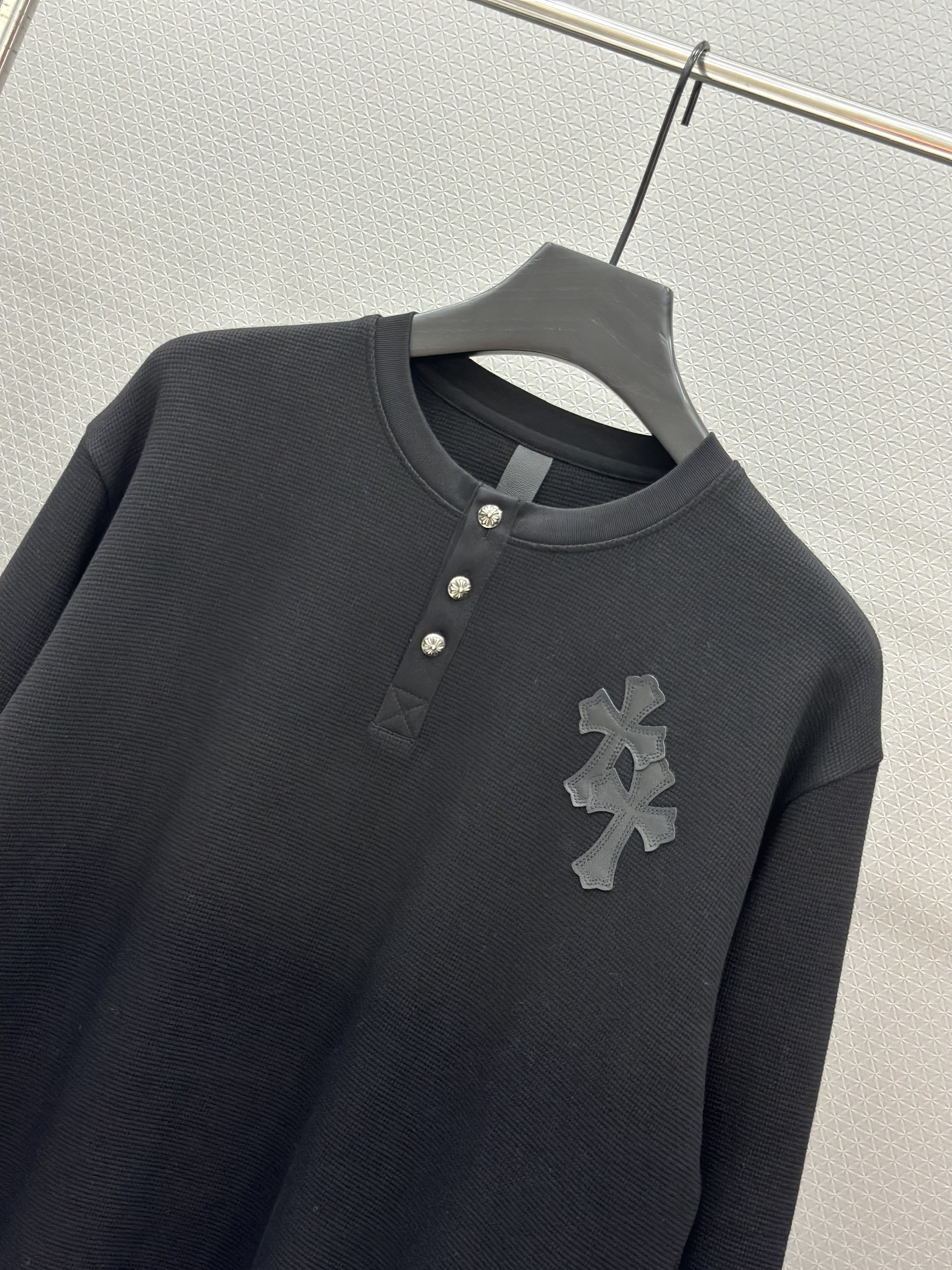 Áo sweater len Chrome Heart CH 25292 Đen chữ thập da wash ngực Like Auth S-L VTN