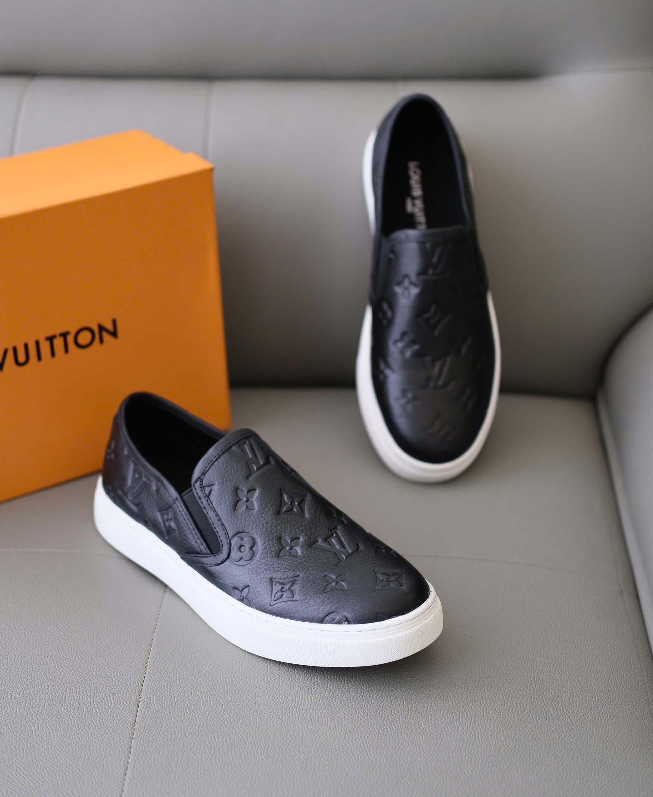 Giày slipon Louis Vuitton Đen họa tiết monogram dập vân chìm Like Auth 38-43 DDT