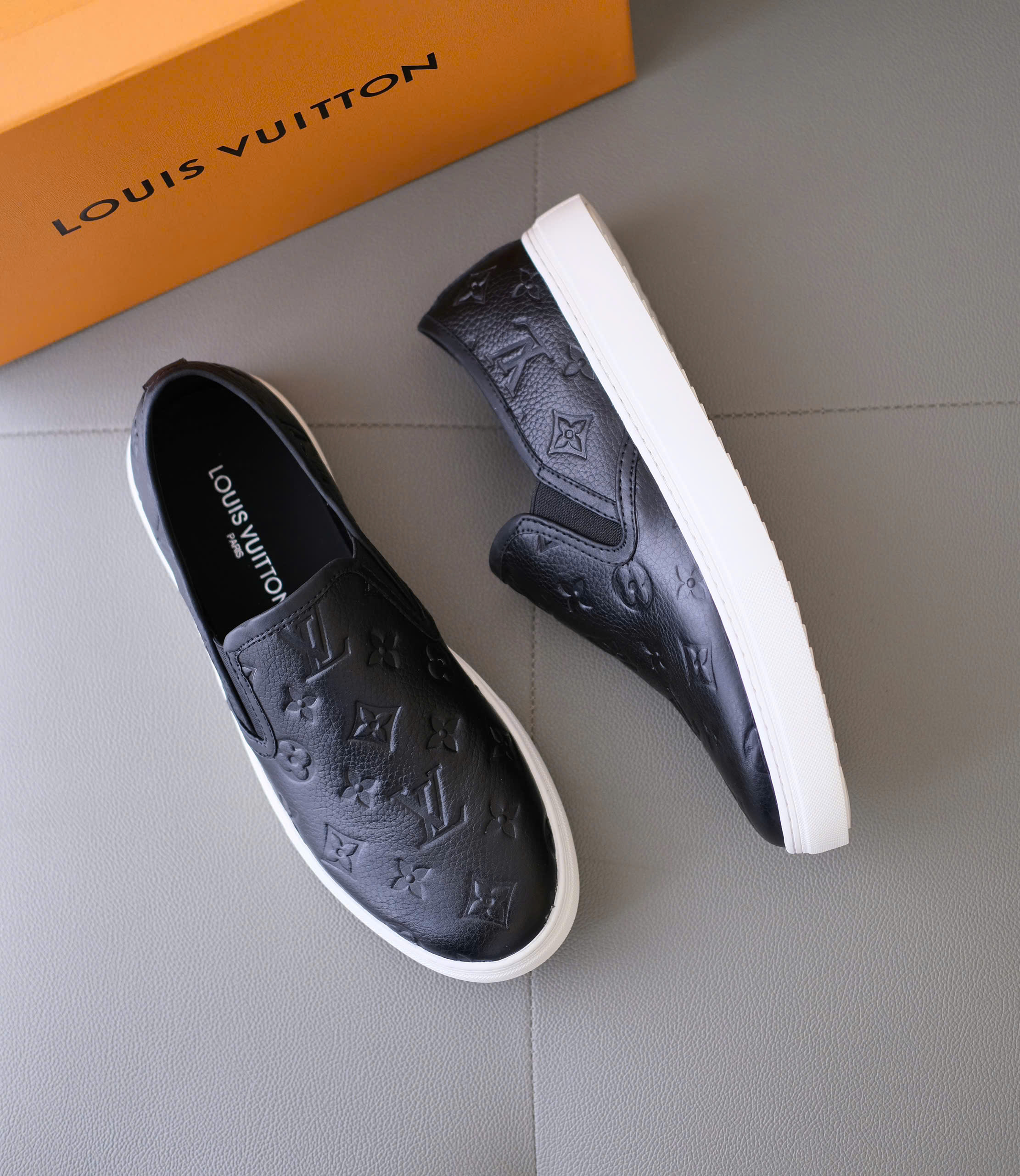 Giày slipon Louis Vuitton Đen họa tiết monogram dập vân chìm Like Auth 38-43 DDT