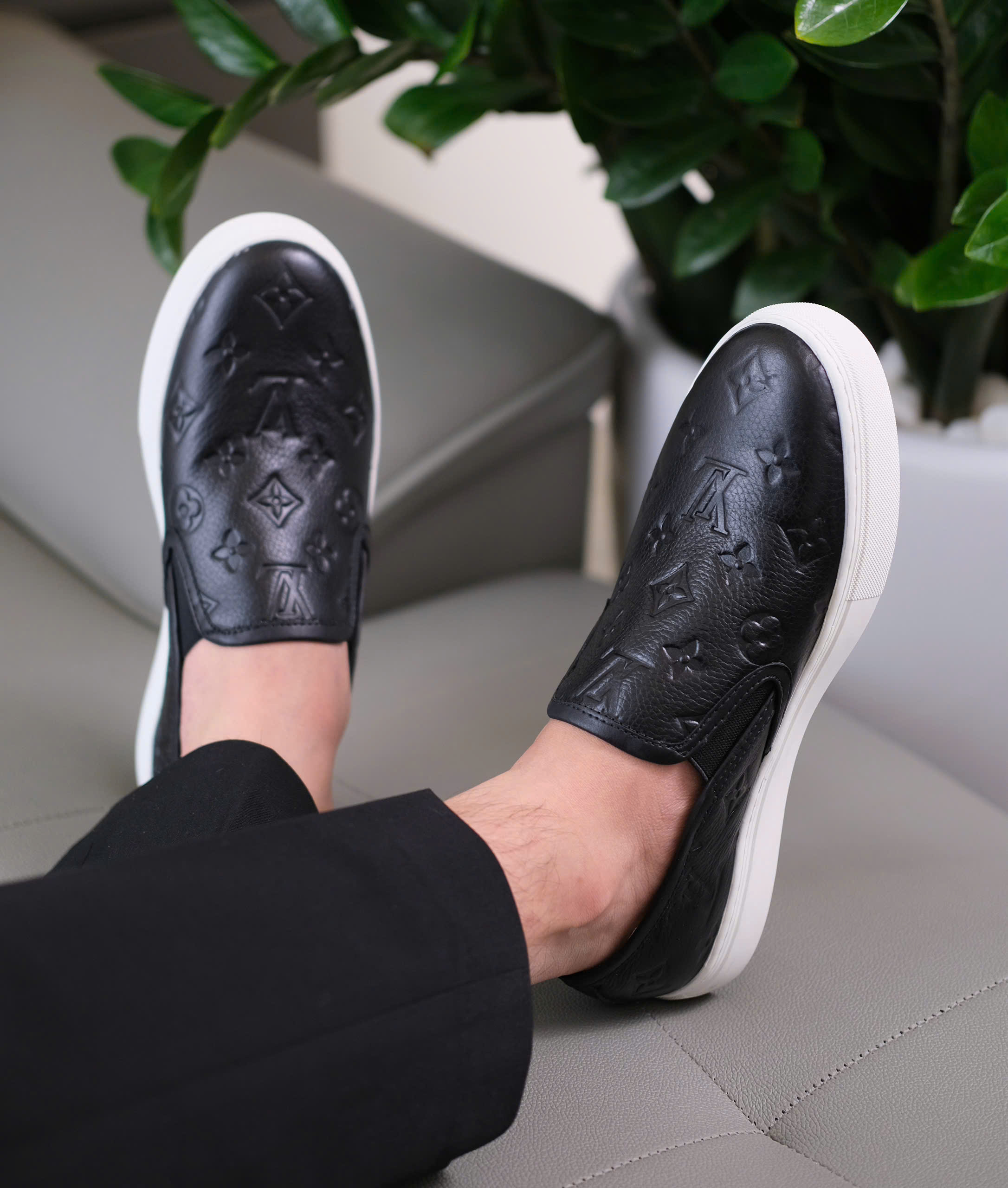 Giày slipon Louis Vuitton Đen họa tiết monogram dập vân chìm Like Auth 38-43 DDT