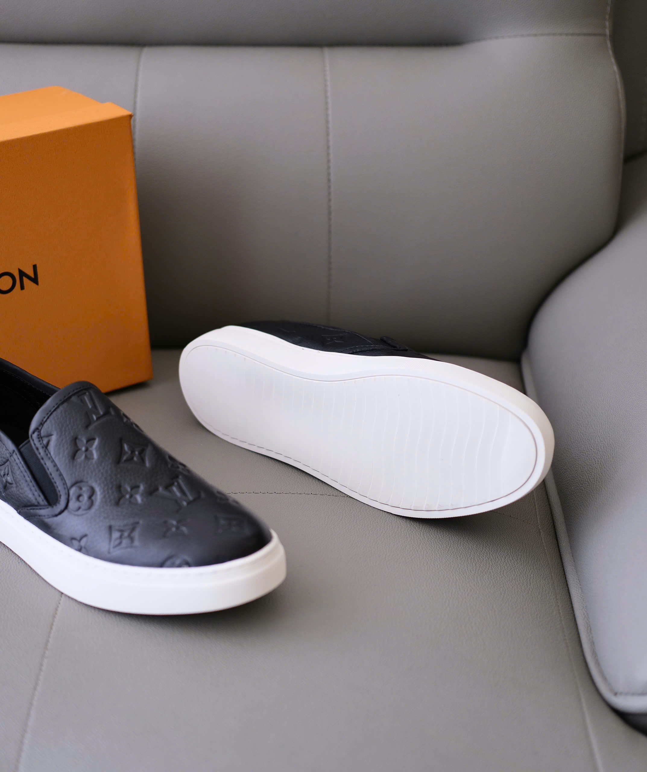 Giày slipon Louis Vuitton Đen họa tiết monogram dập vân chìm Like Auth 38-43 DDT