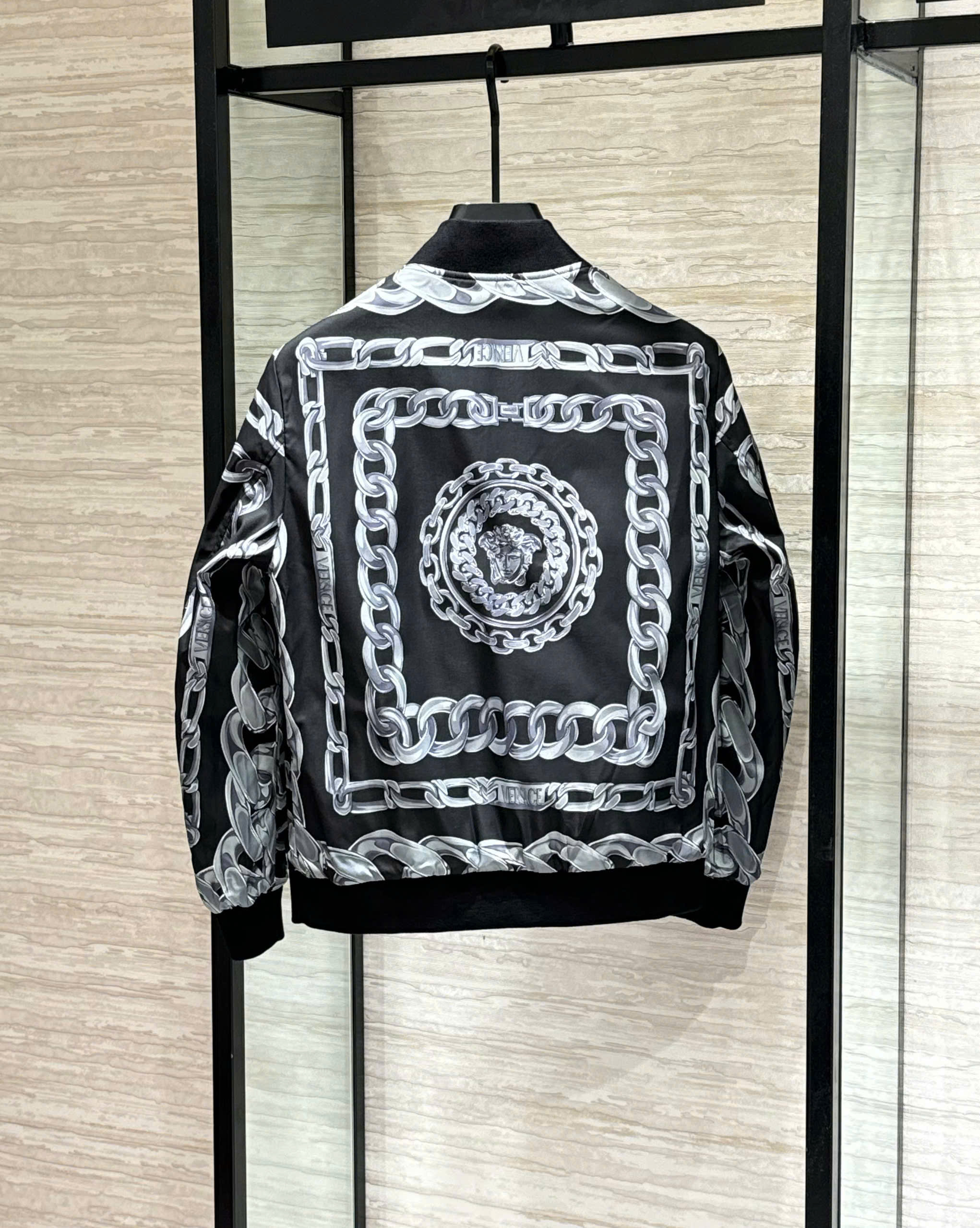 Áo khoác gió 2 mặt Versace VS Đen họa tiết Like Auth 48-54 DDT