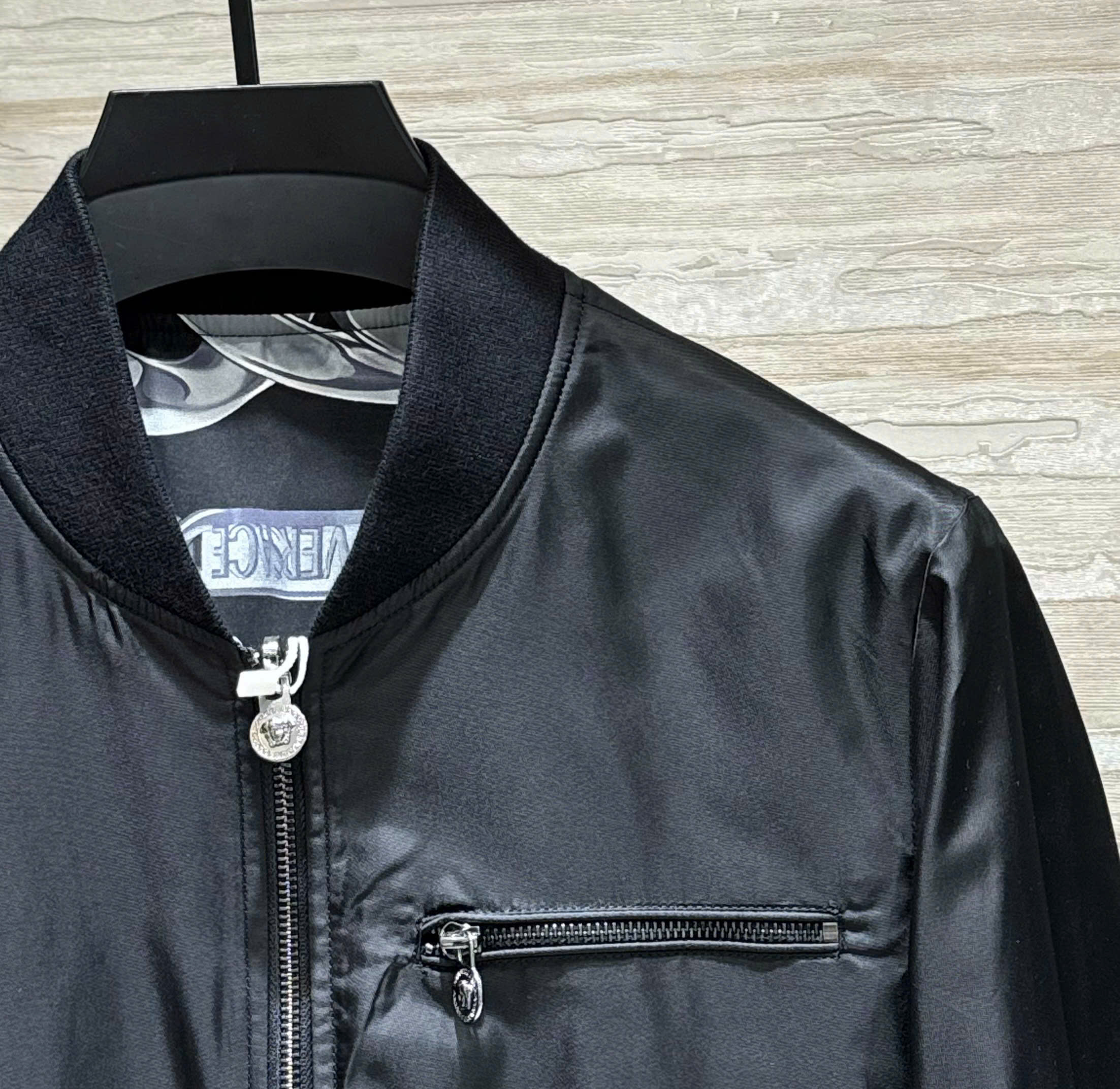 Áo khoác gió 2 mặt Versace VS Đen họa tiết Like Auth 48-54 DDT