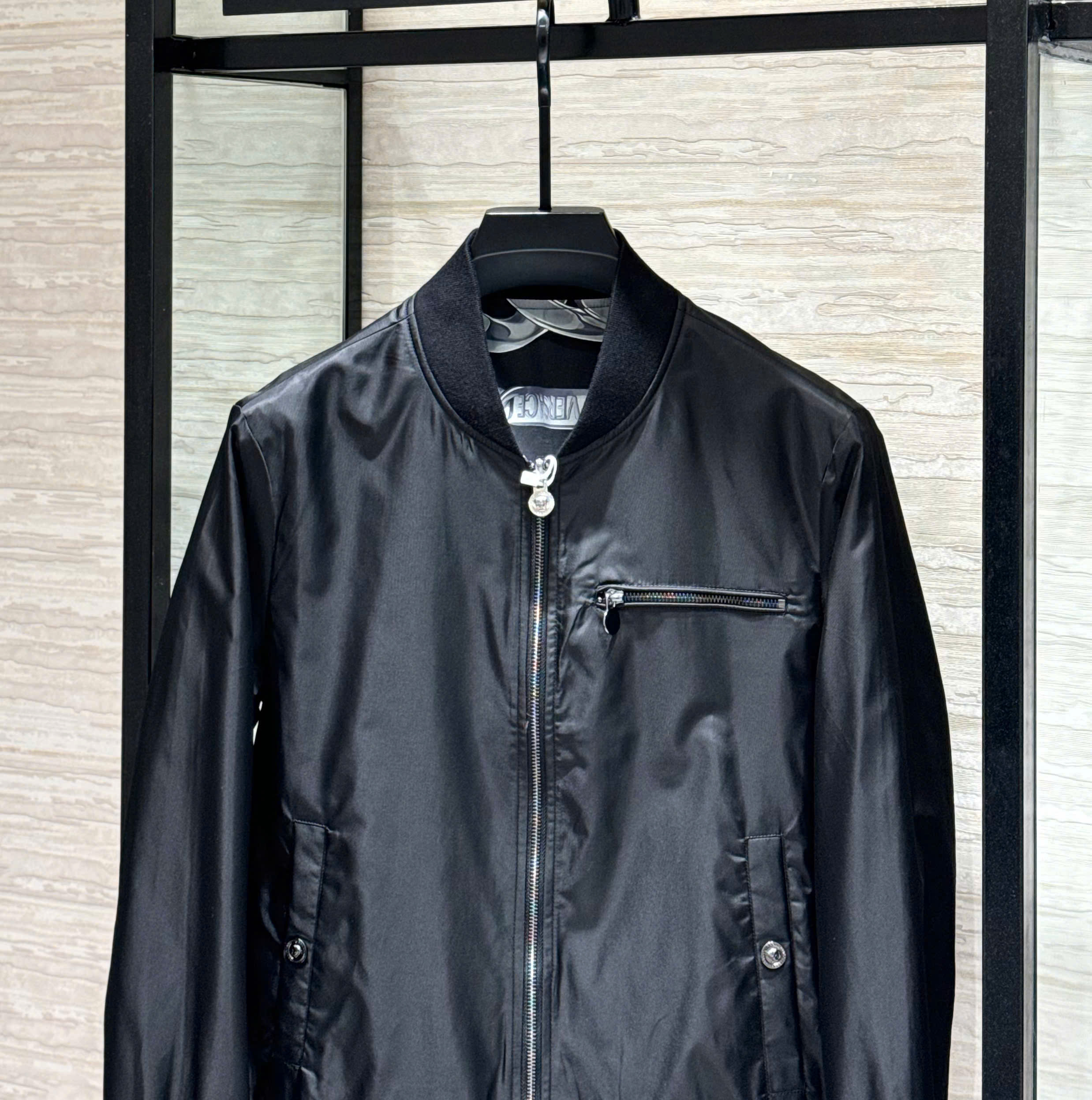 Áo khoác gió 2 mặt Versace VS Đen họa tiết Like Auth 48-54 DDT