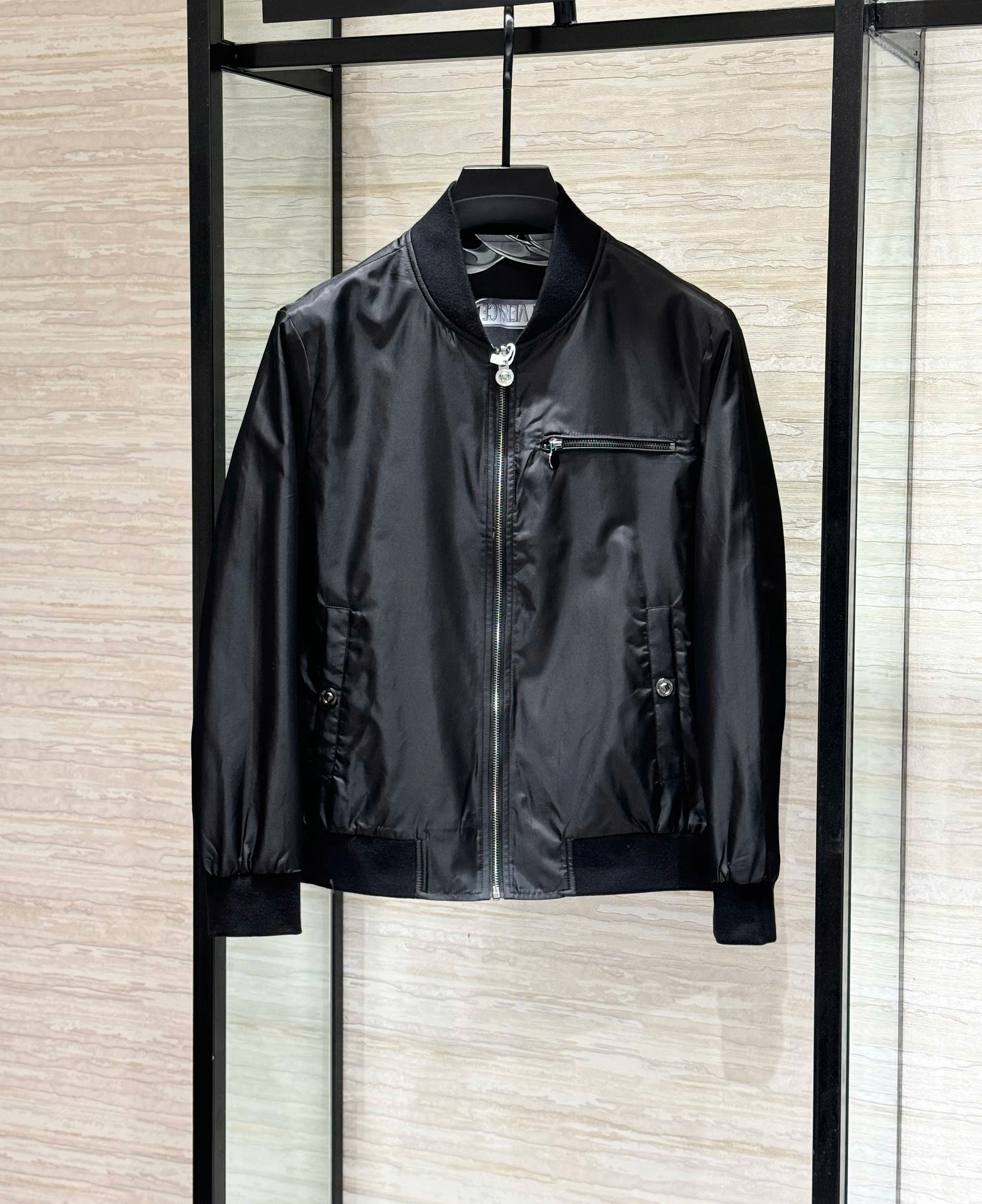 Áo khoác gió 2 mặt Versace VS Đen họa tiết Like Auth 48-54 DDT