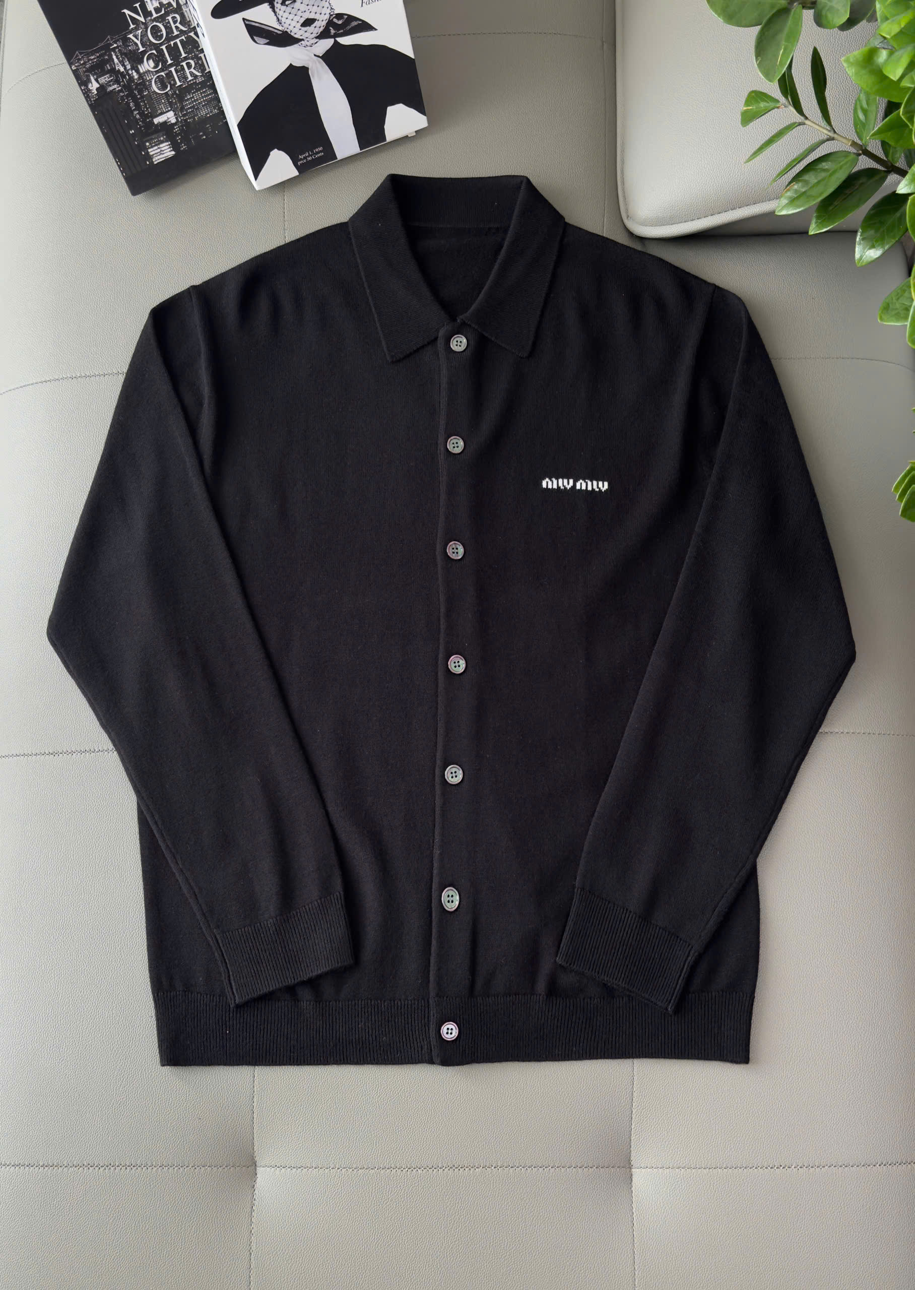 Áo khoác len monghito Miu Miu cài khuy Đen logo thêu ngực Like Auth 48-54 DDT