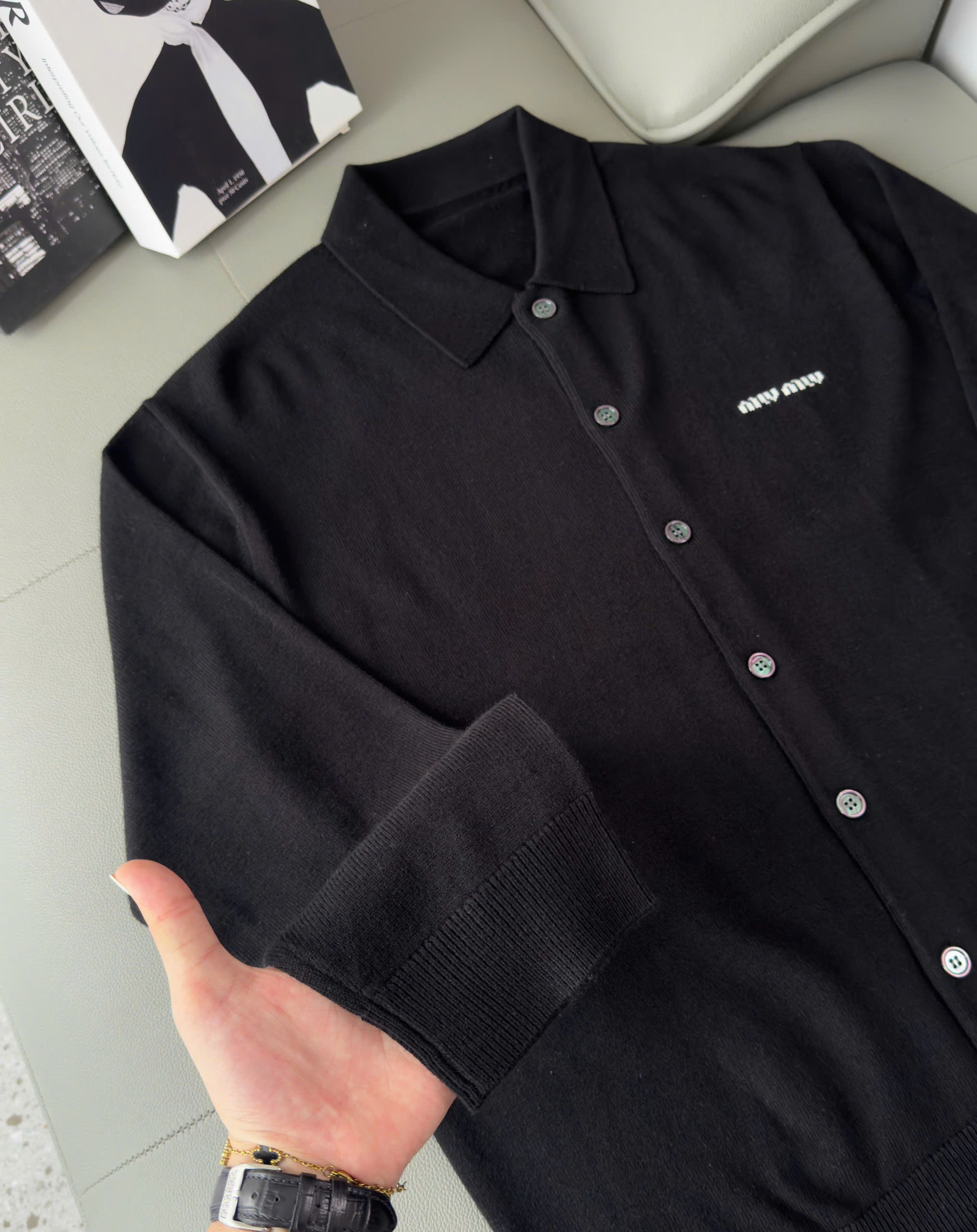 Áo khoác len monghito Miu Miu cài khuy Đen logo thêu ngực Like Auth 48-54 DDT