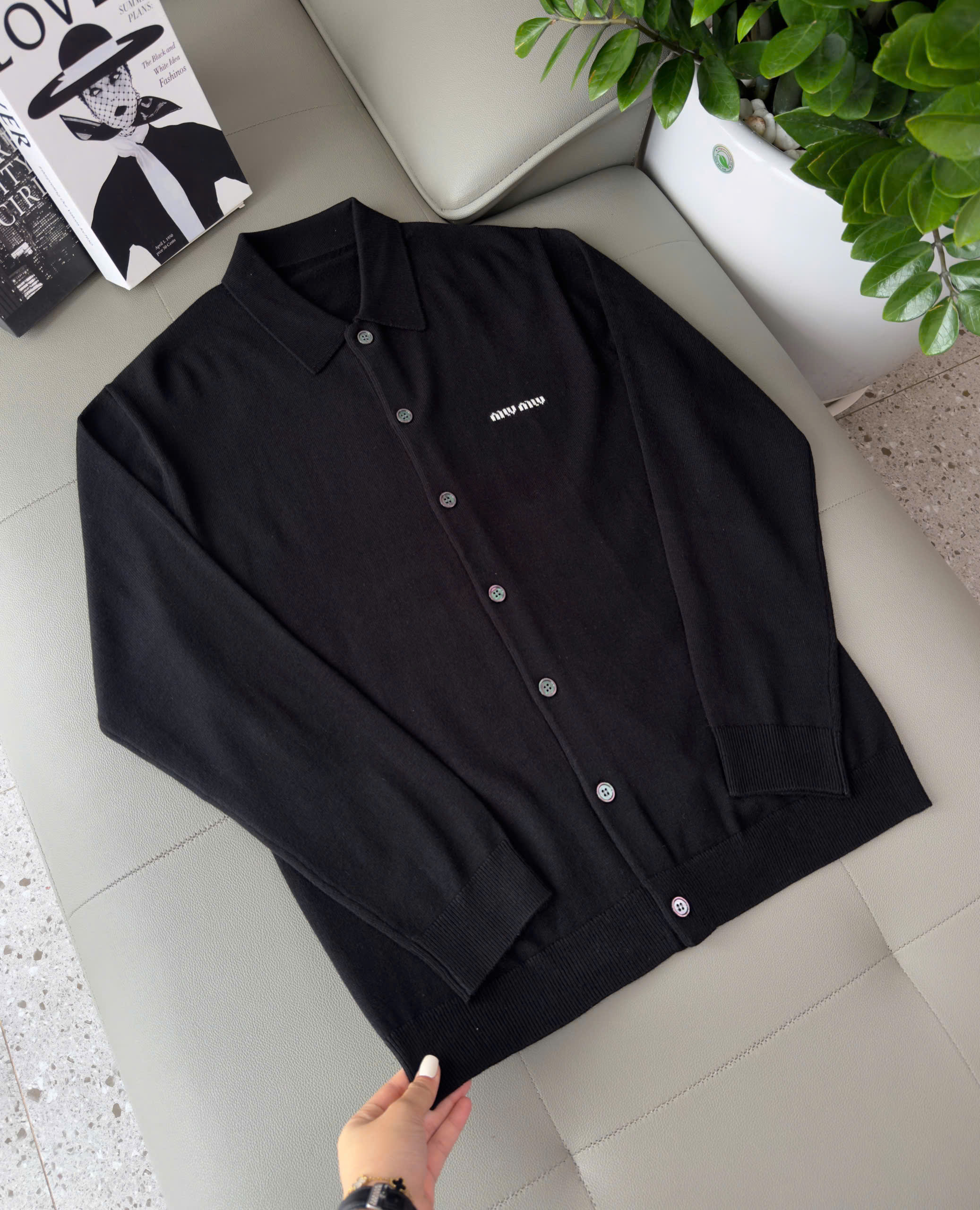 Áo khoác len monghito Miu Miu cài khuy Đen logo thêu ngực Like Auth 48-54 DDT