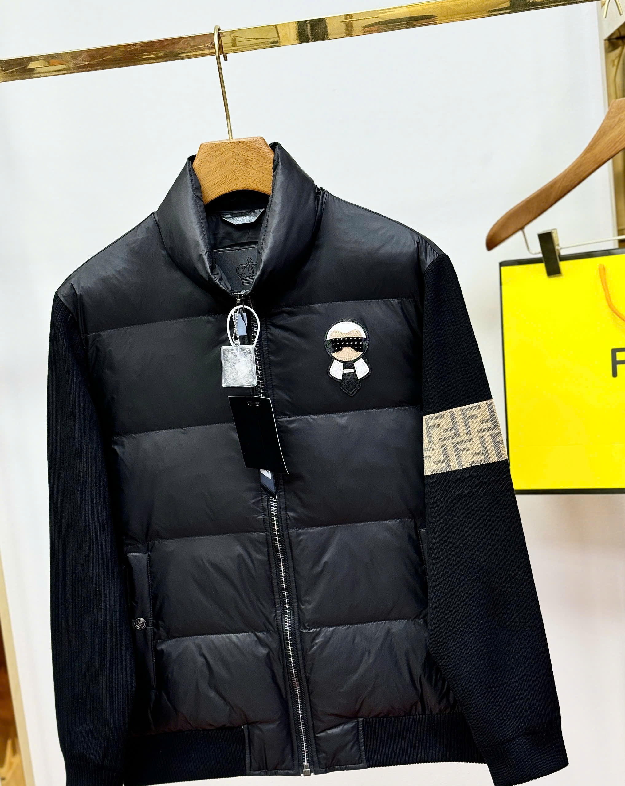 Áo khoác phao cao cổ Fendi logo thêu ngực check tay Like Auth 44-50 CD