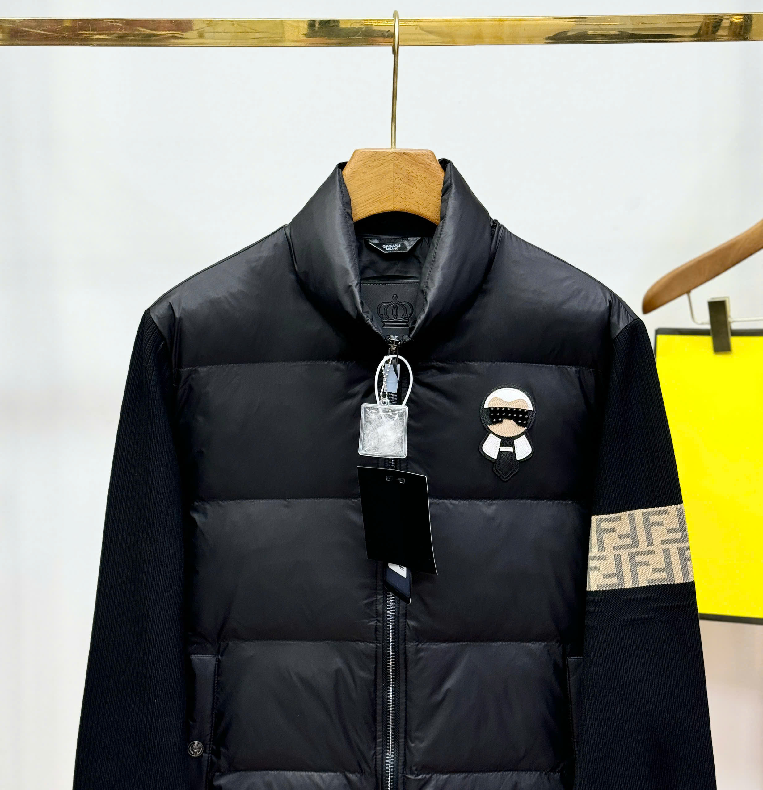 Áo khoác phao cao cổ Fendi logo thêu ngực check tay Like Auth 44-50 CD