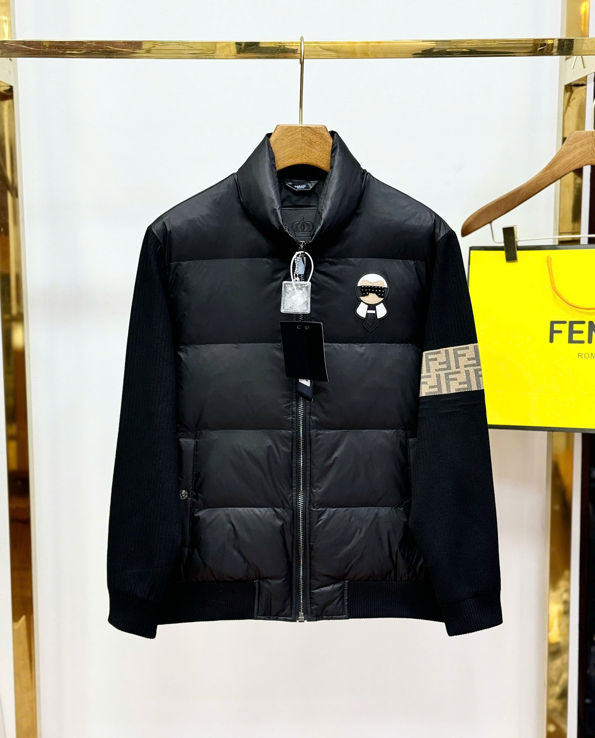 Áo khoác phao cao cổ Fendi logo thêu ngực check tay Like Auth 44-50 CD