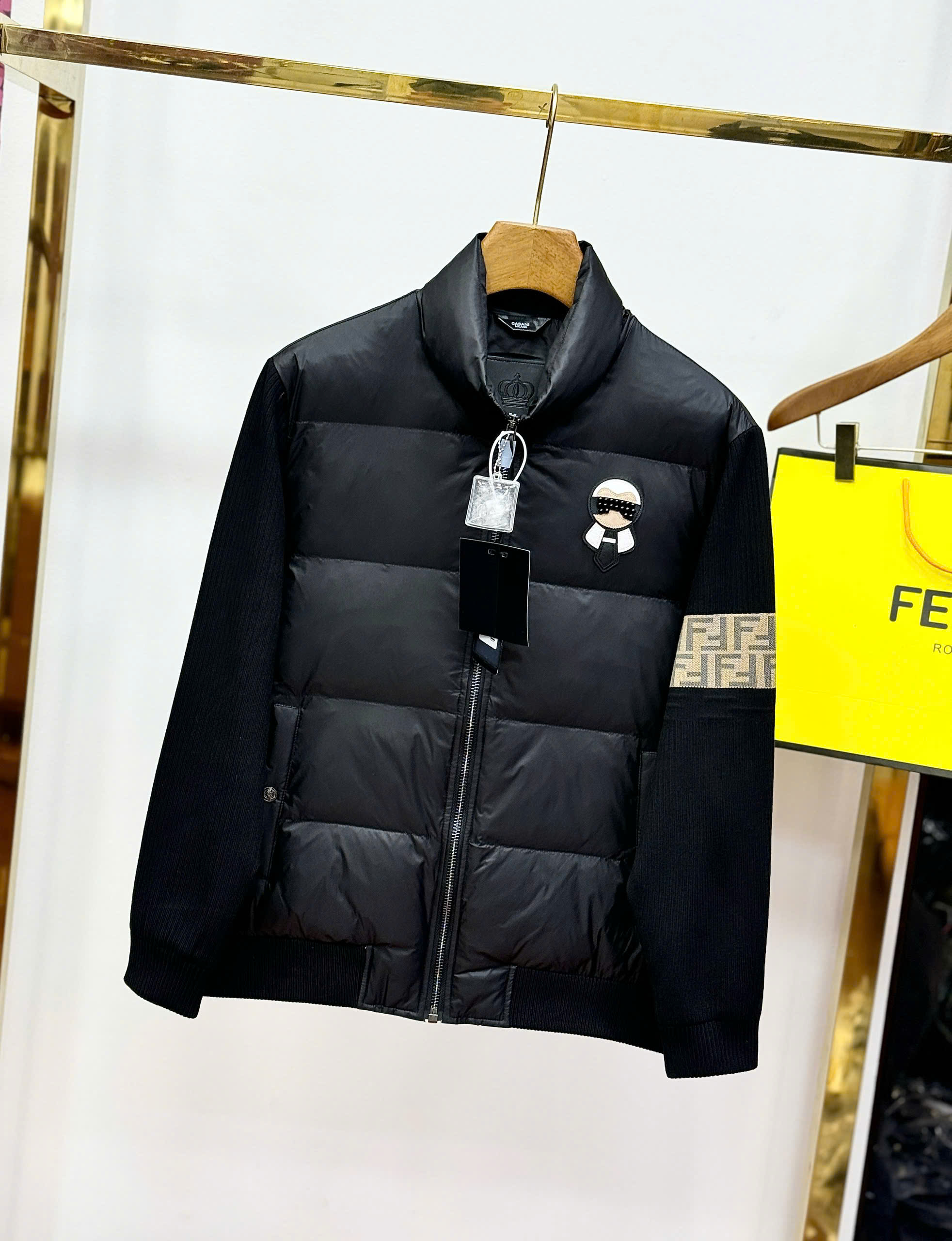 Áo khoác phao cao cổ Fendi logo thêu ngực check tay Like Auth 44-50 CD