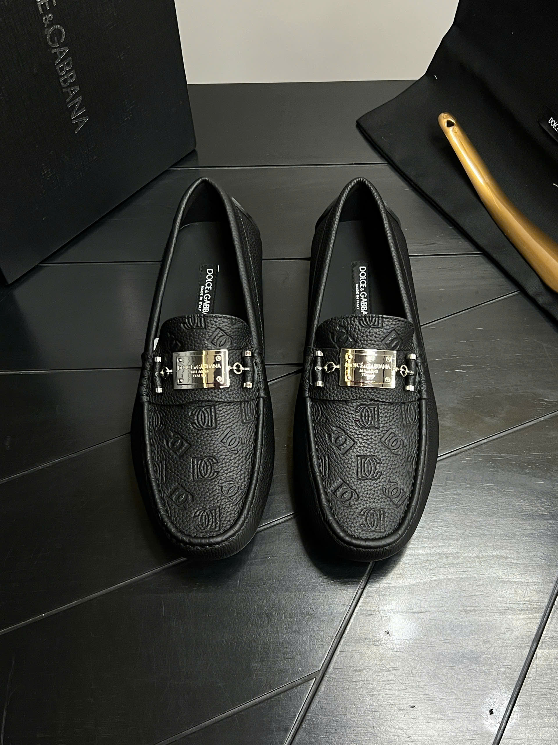 Giày moca Dolce Gabbana Đen sần tag vuông logo DG dập chìm full Like Auth 38-43 DDT