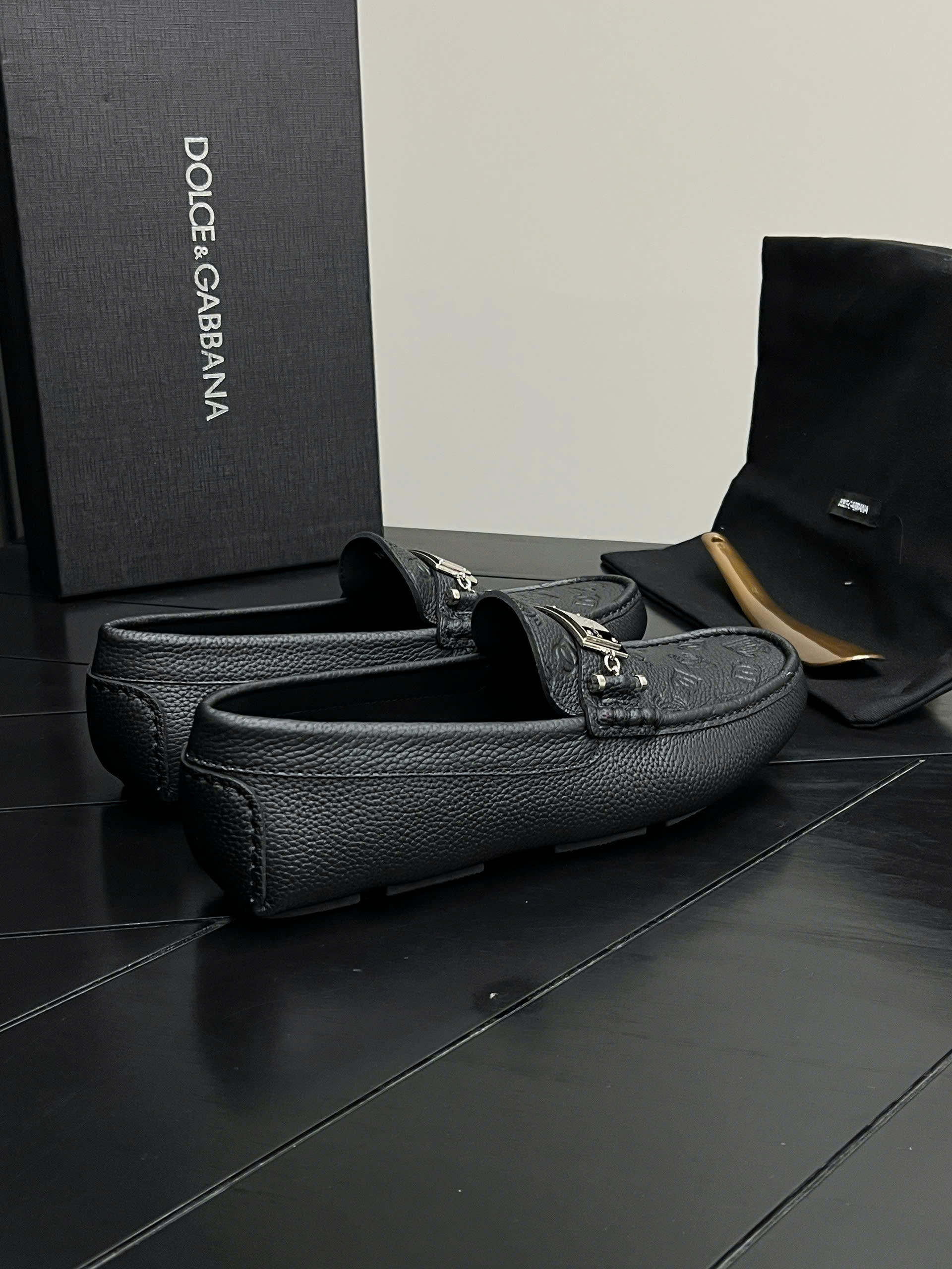 Giày moca Dolce Gabbana Đen sần tag vuông logo DG dập chìm full Like Auth 38-43 DDT