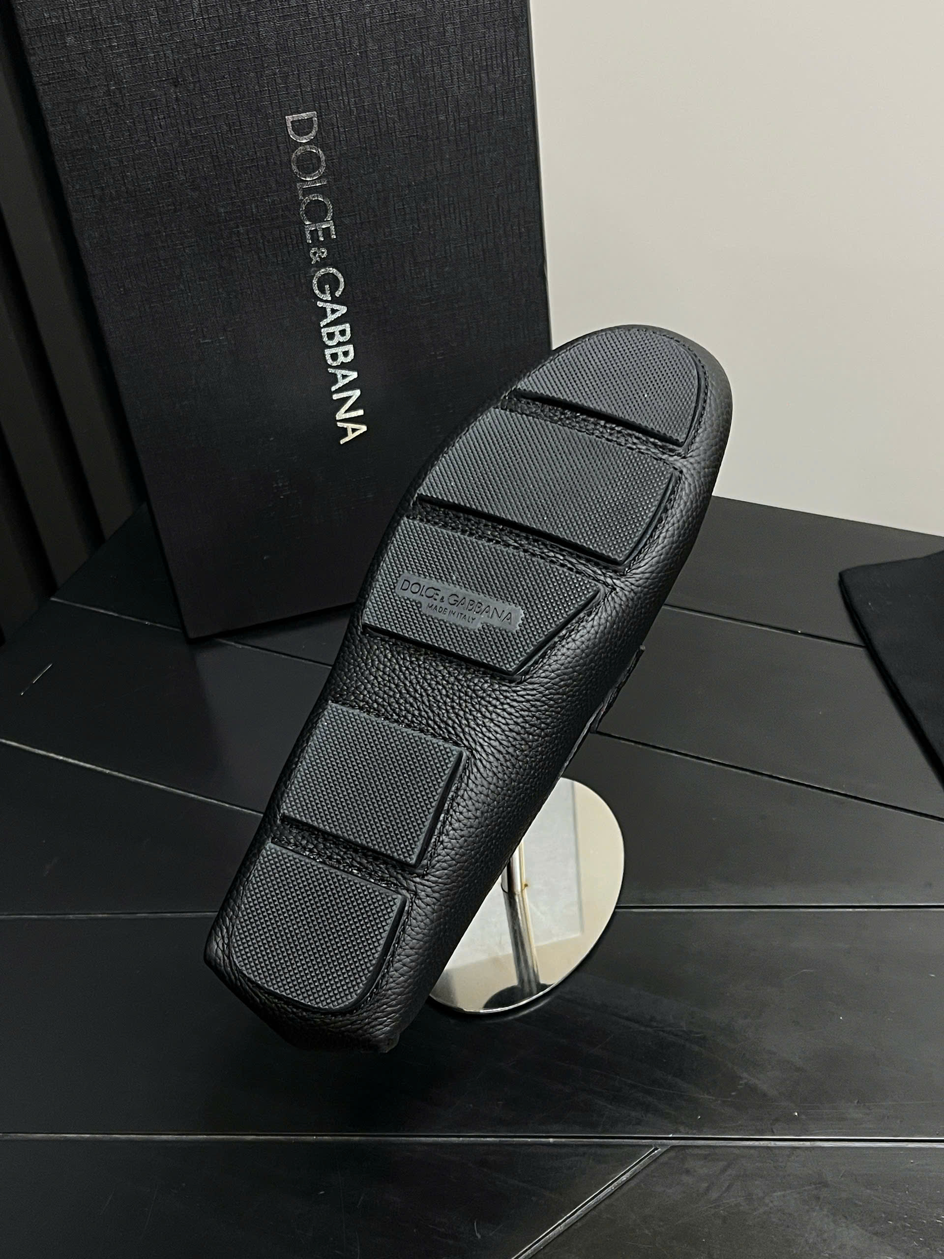 Giày moca Dolce Gabbana Đen sần tag vuông logo DG dập chìm full Like Auth 38-43 DDT