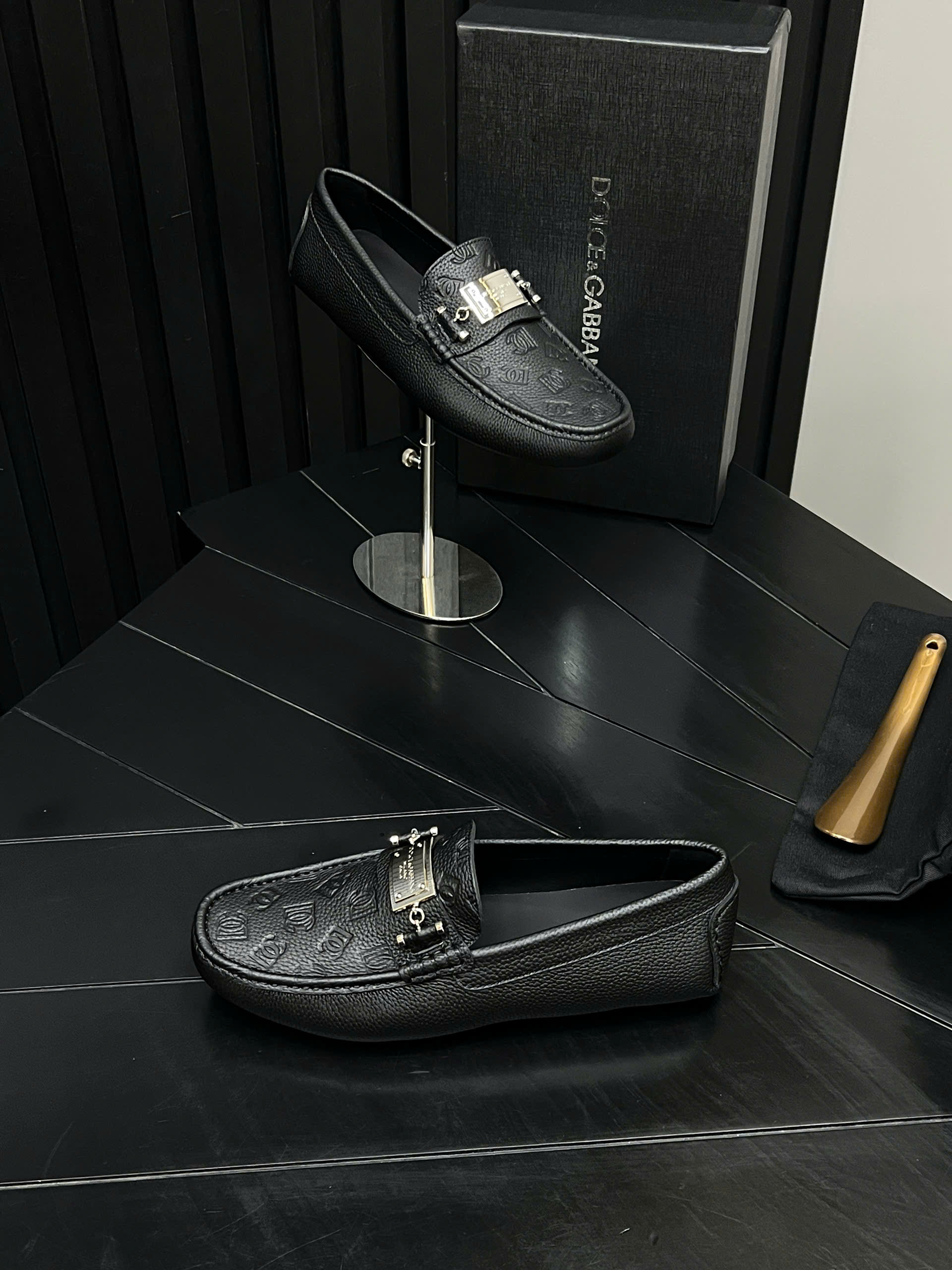Giày moca Dolce Gabbana Đen sần tag vuông logo DG dập chìm full Like Auth 38-43 DDT