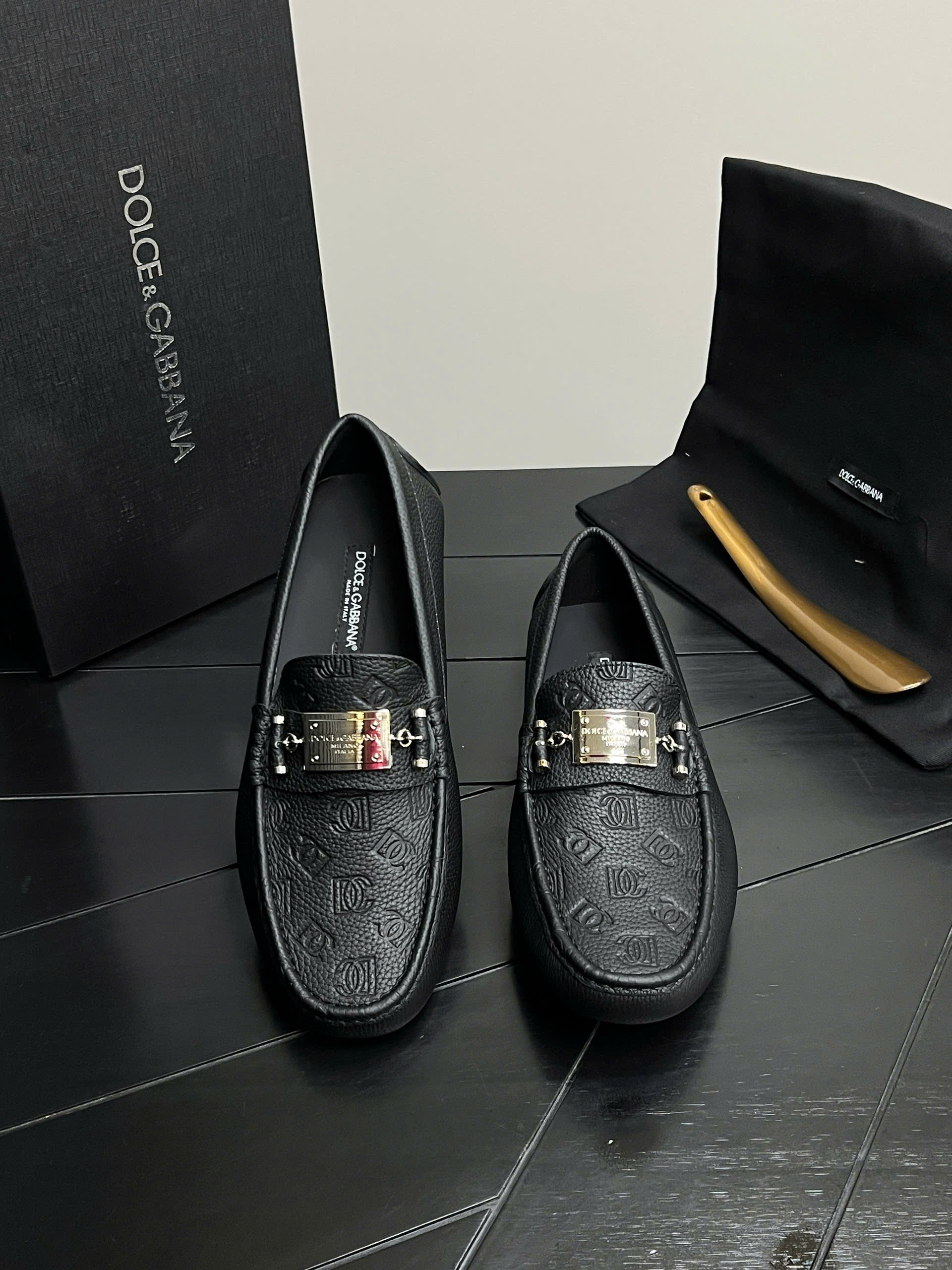 Giày moca Dolce Gabbana Đen sần tag vuông logo DG dập chìm full Like Auth 38-43 DDT