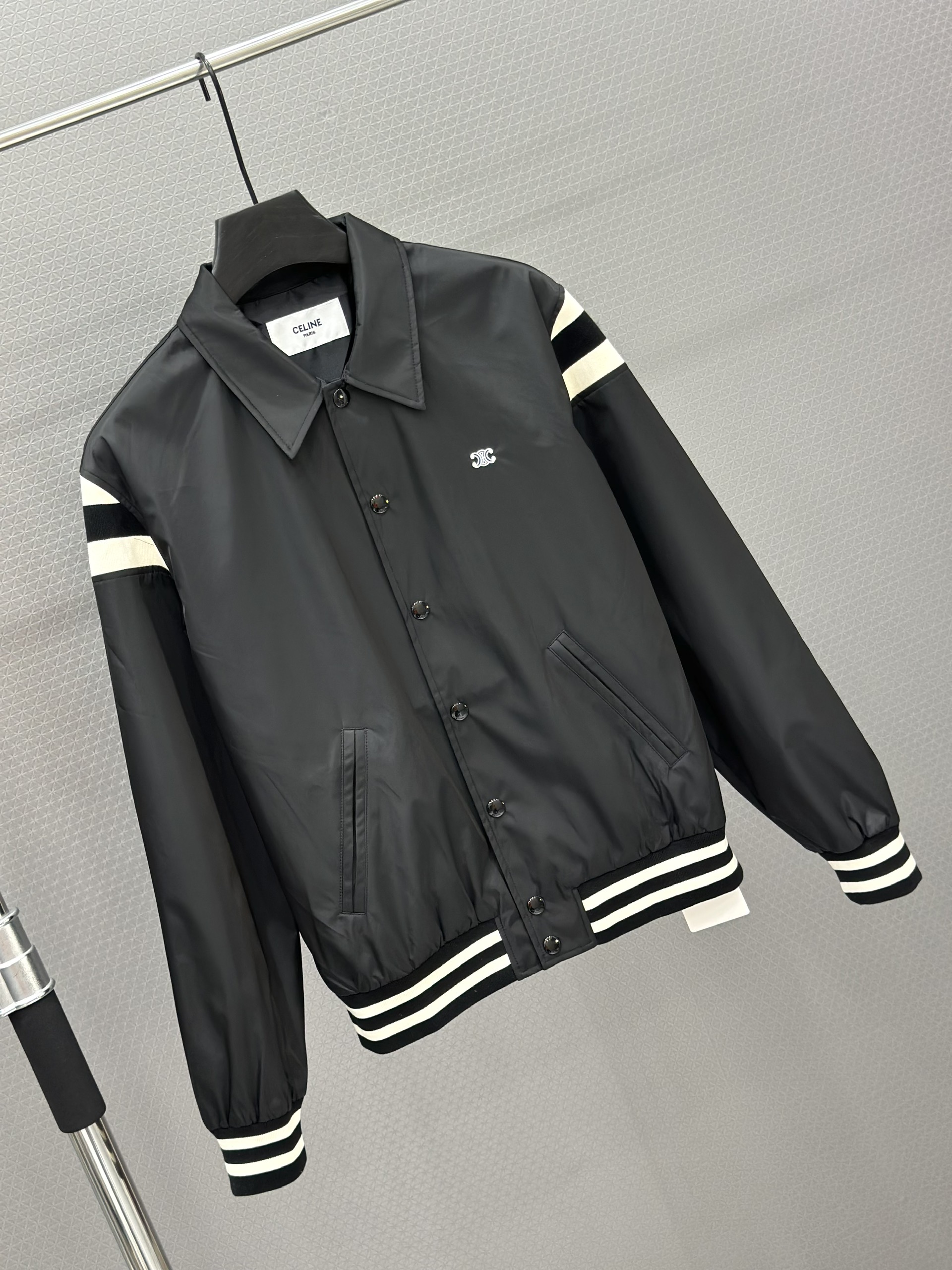 Áo khoác Moncler cổ bẻ Đen lẻ tay vai sọc Đen Trắng Like Auth 48-52 VTN