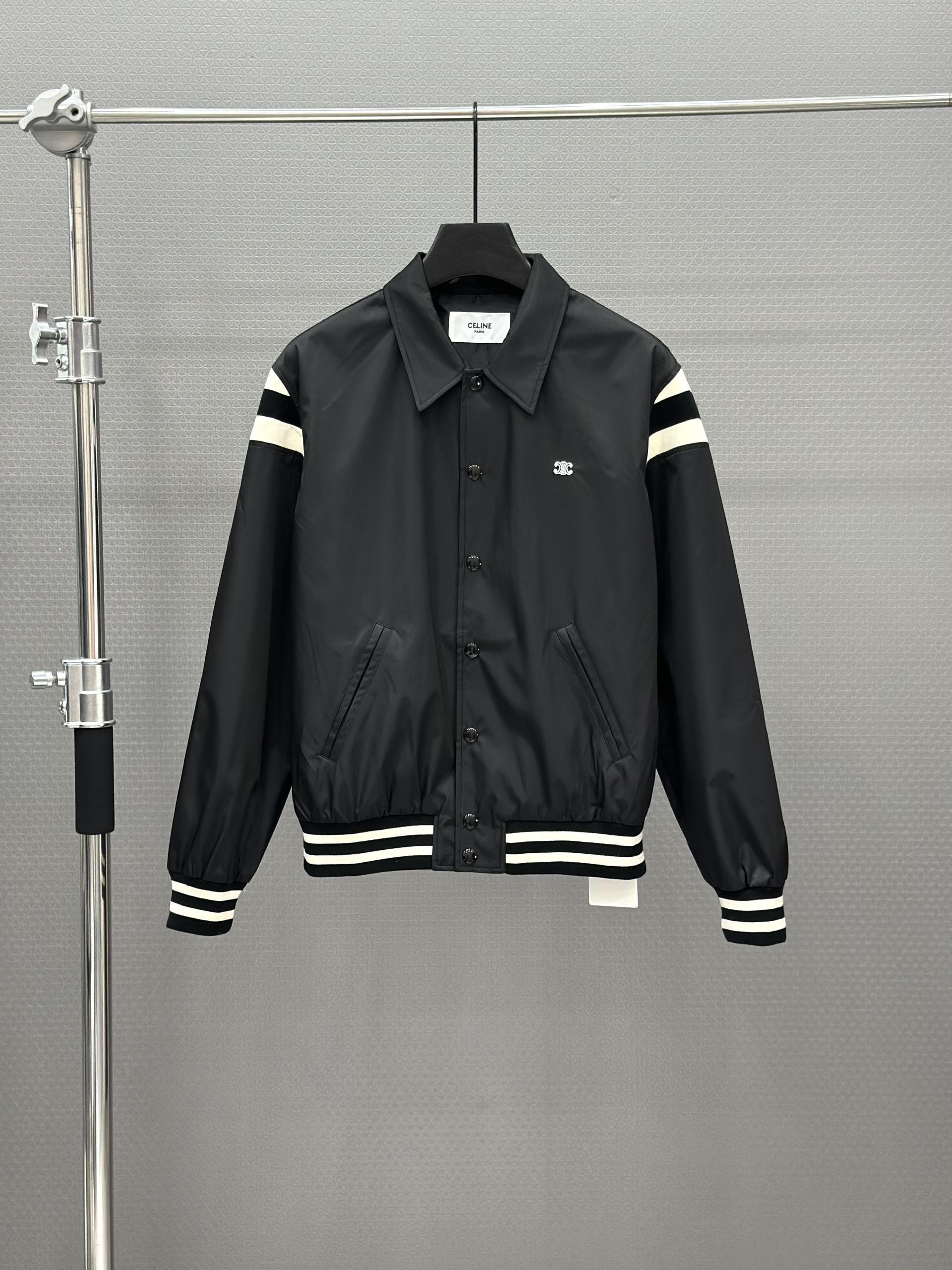 Áo khoác Moncler cổ bẻ Đen lẻ tay vai sọc Đen Trắng Like Auth 48-52 VTN