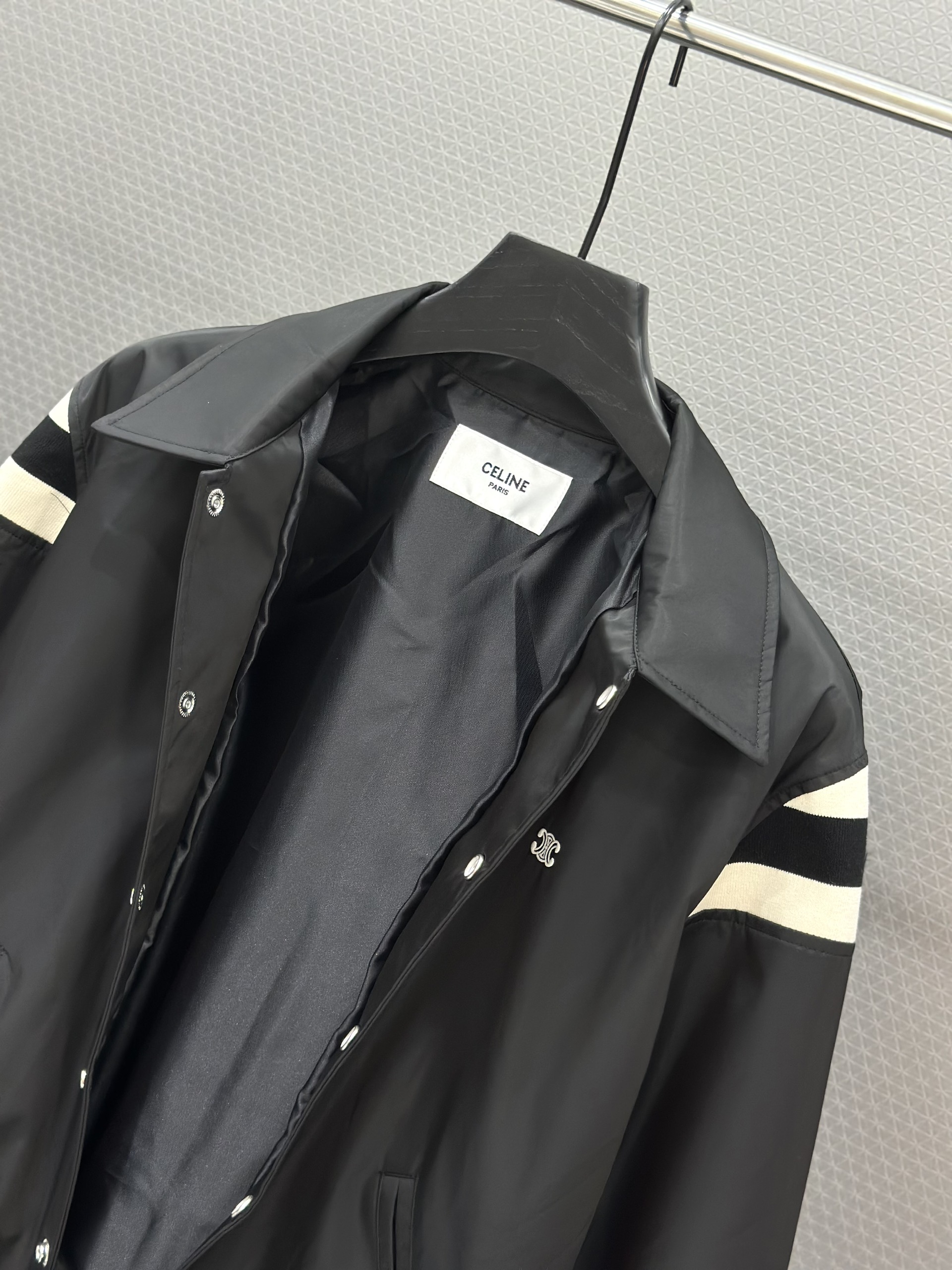 Áo khoác Moncler cổ bẻ Đen lẻ tay vai sọc Đen Trắng Like Auth 48-52 VTN